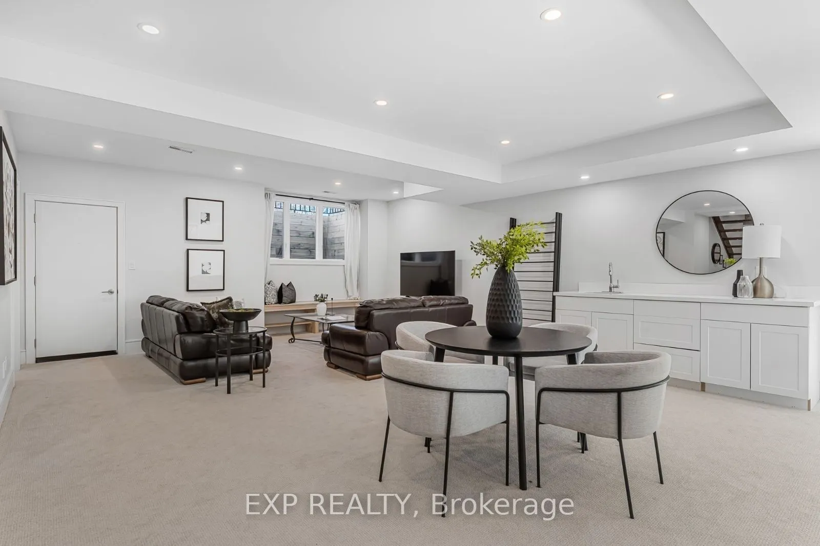 574 Stephens Crescent W