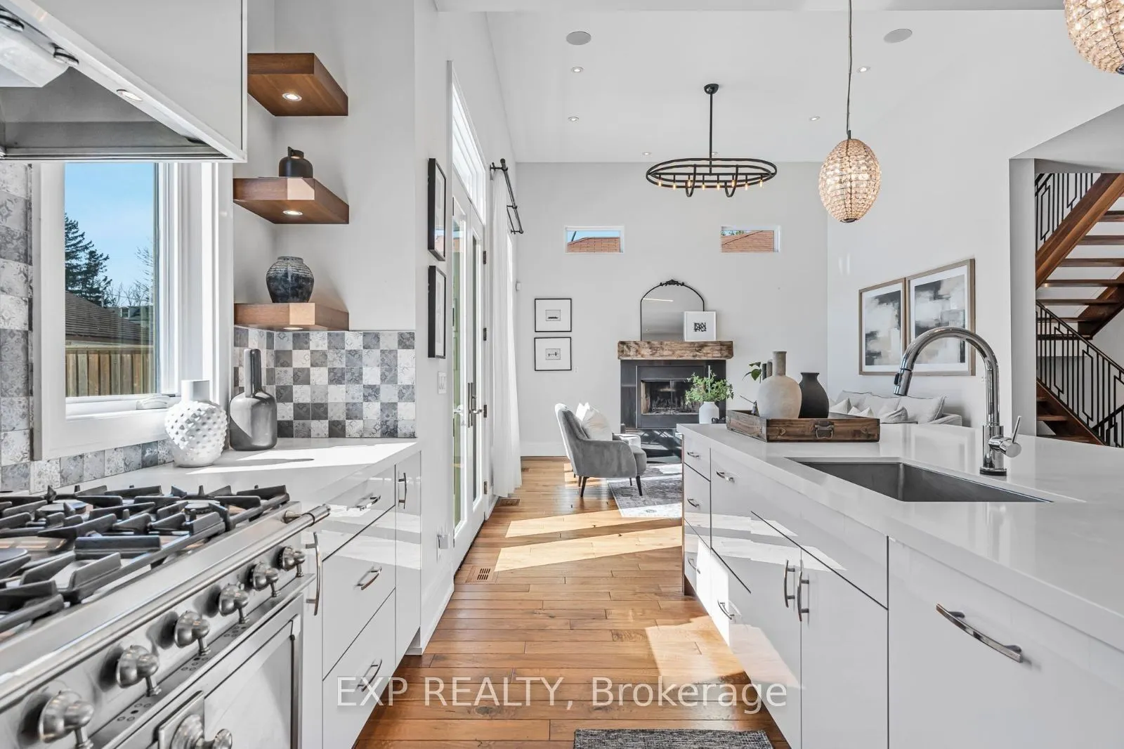 574 Stephens Crescent W