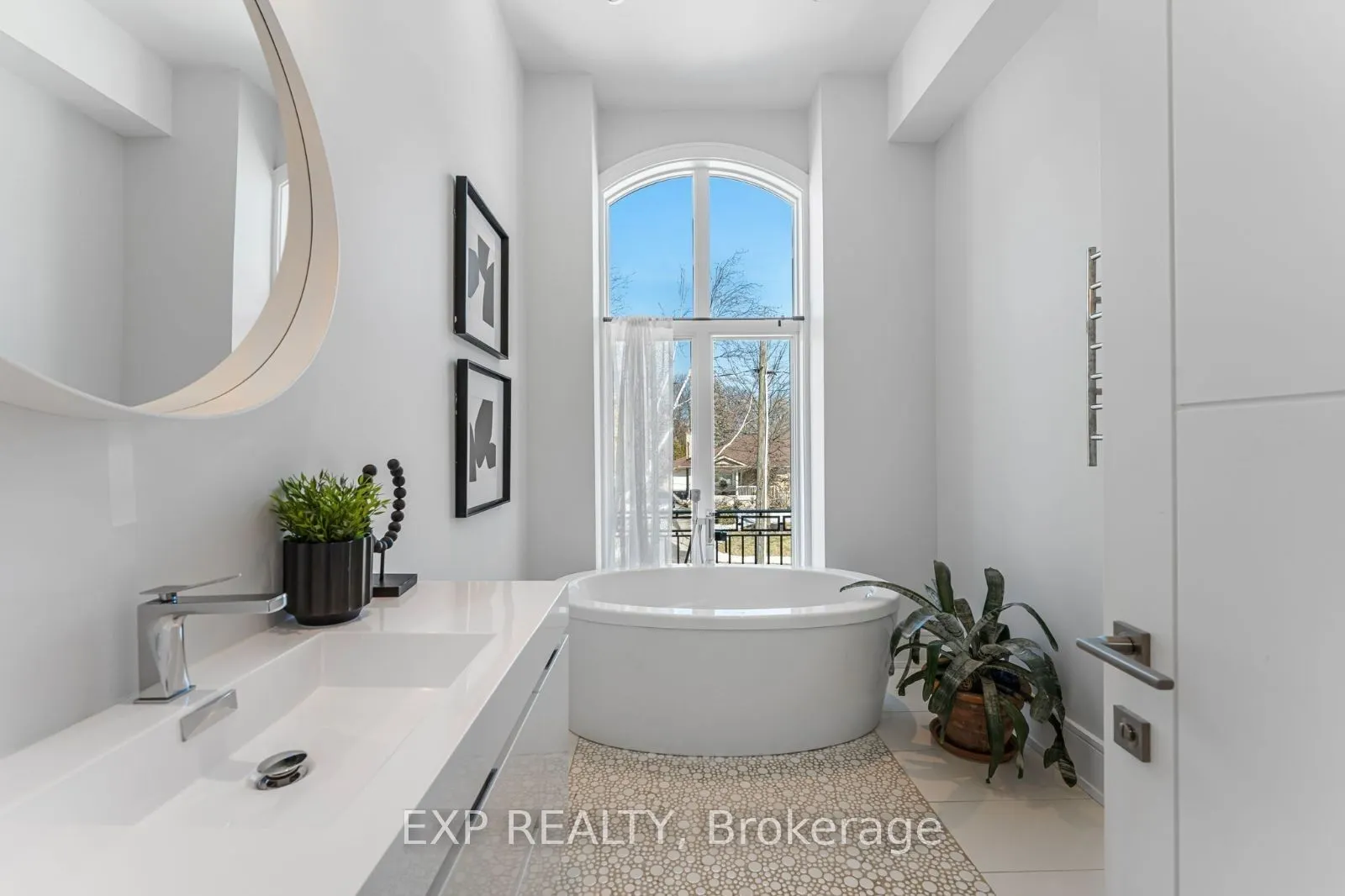 574 Stephens Crescent W