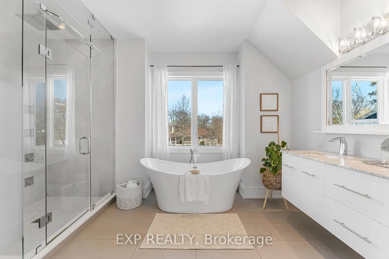 574 Stephens Crescent W
