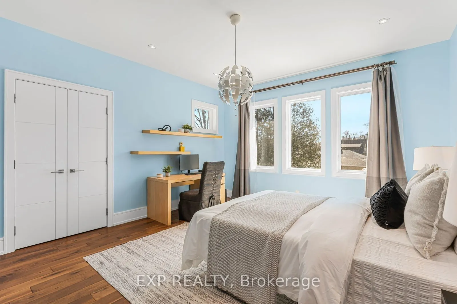 574 Stephens Crescent W