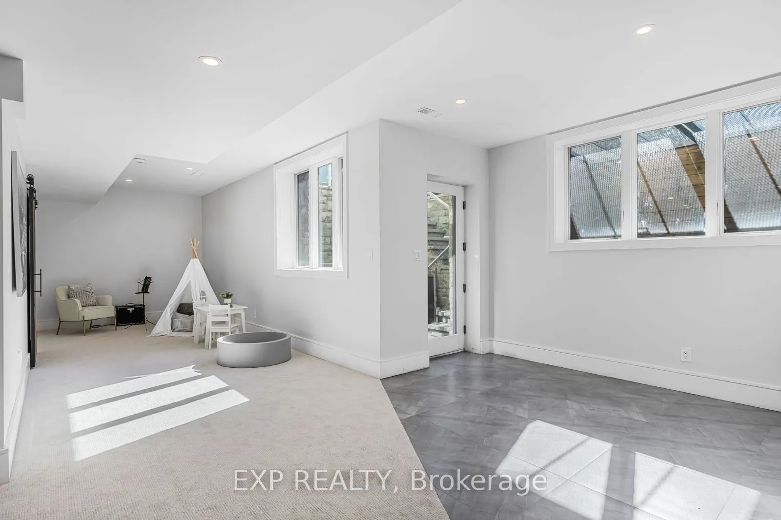574 Stephens Crescent W