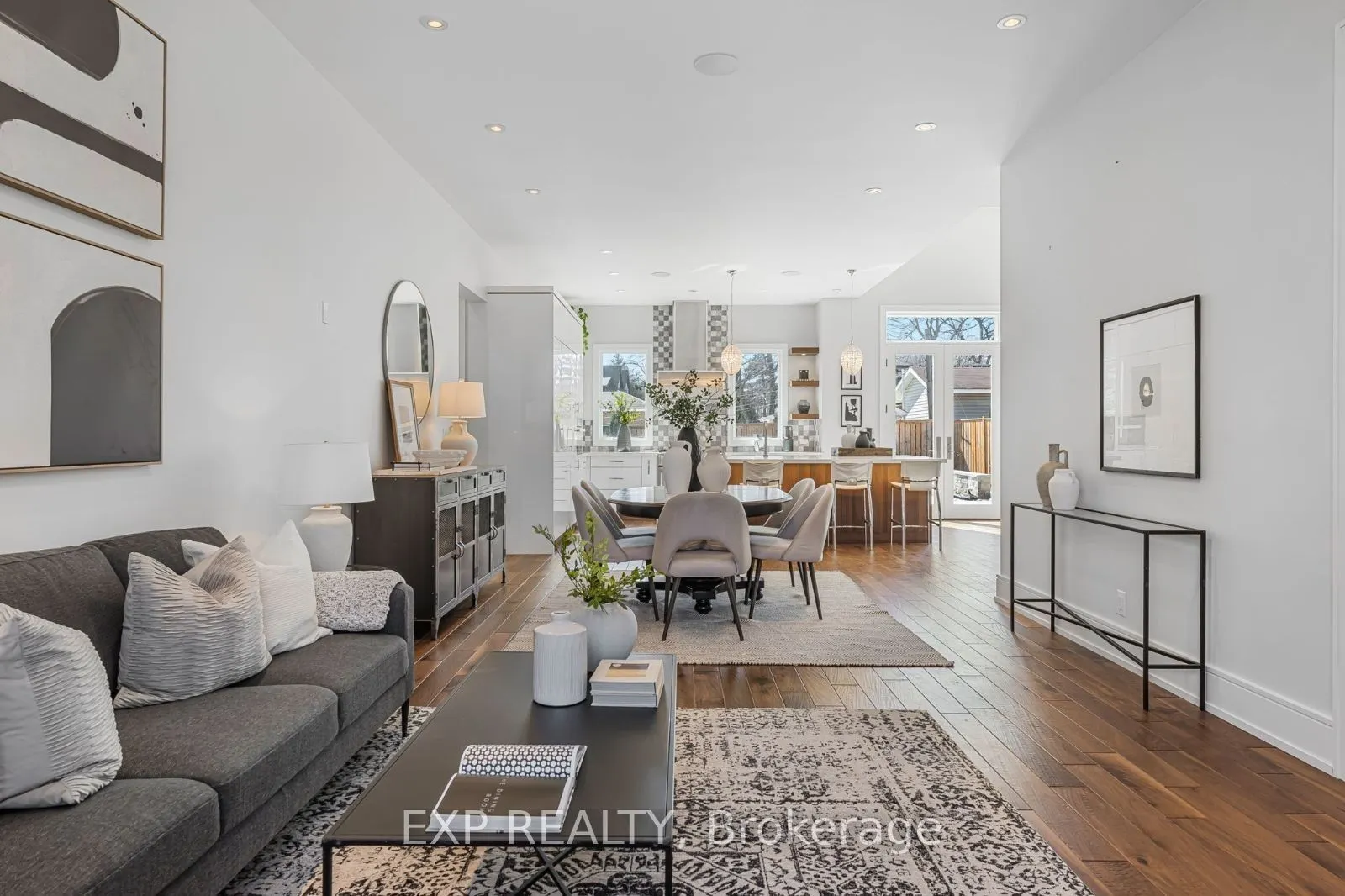 574 Stephens Crescent W
