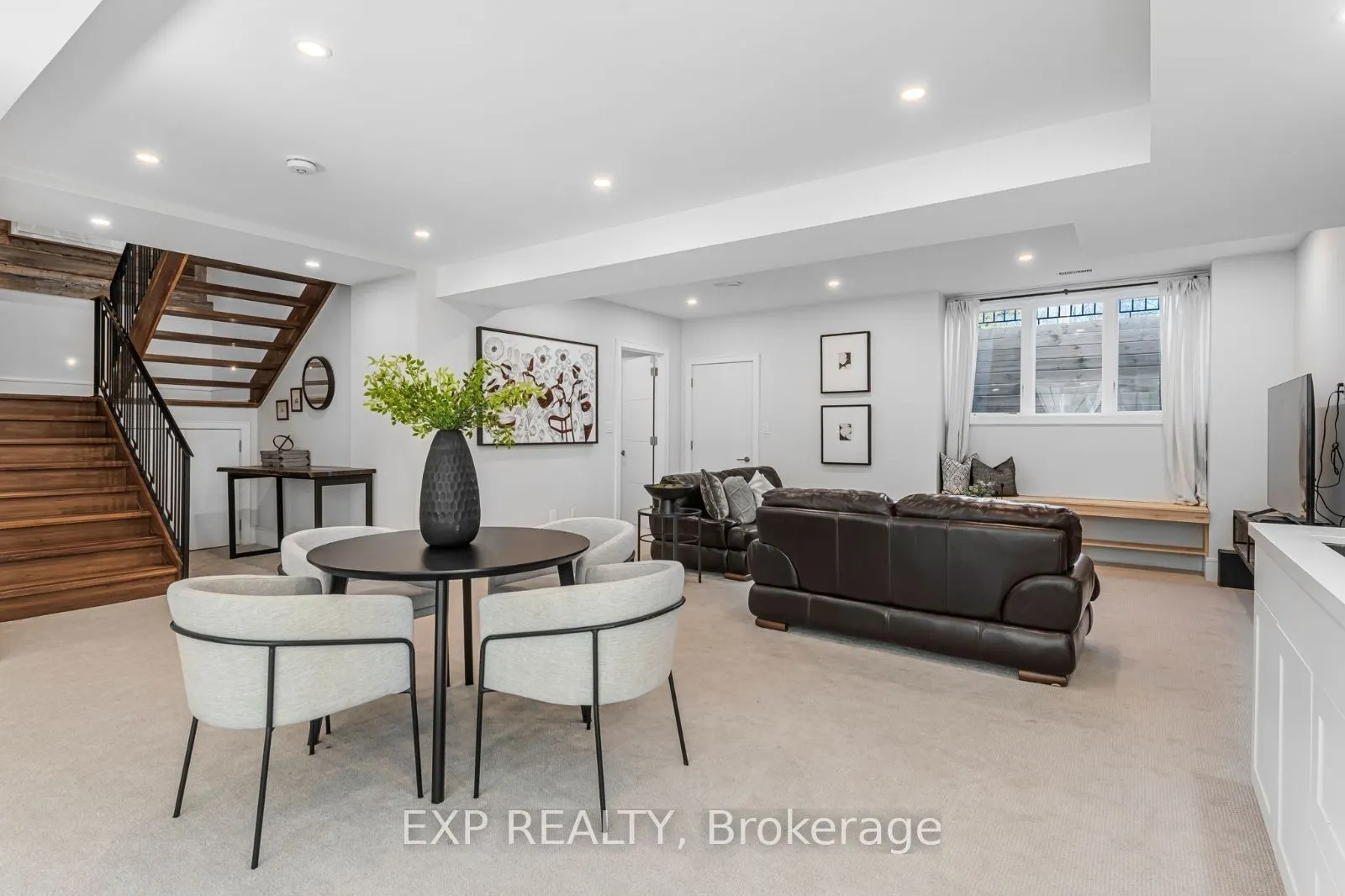 574 Stephens Crescent W
