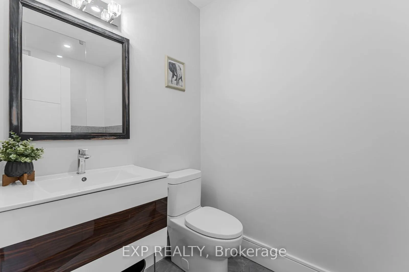574 Stephens Crescent W
