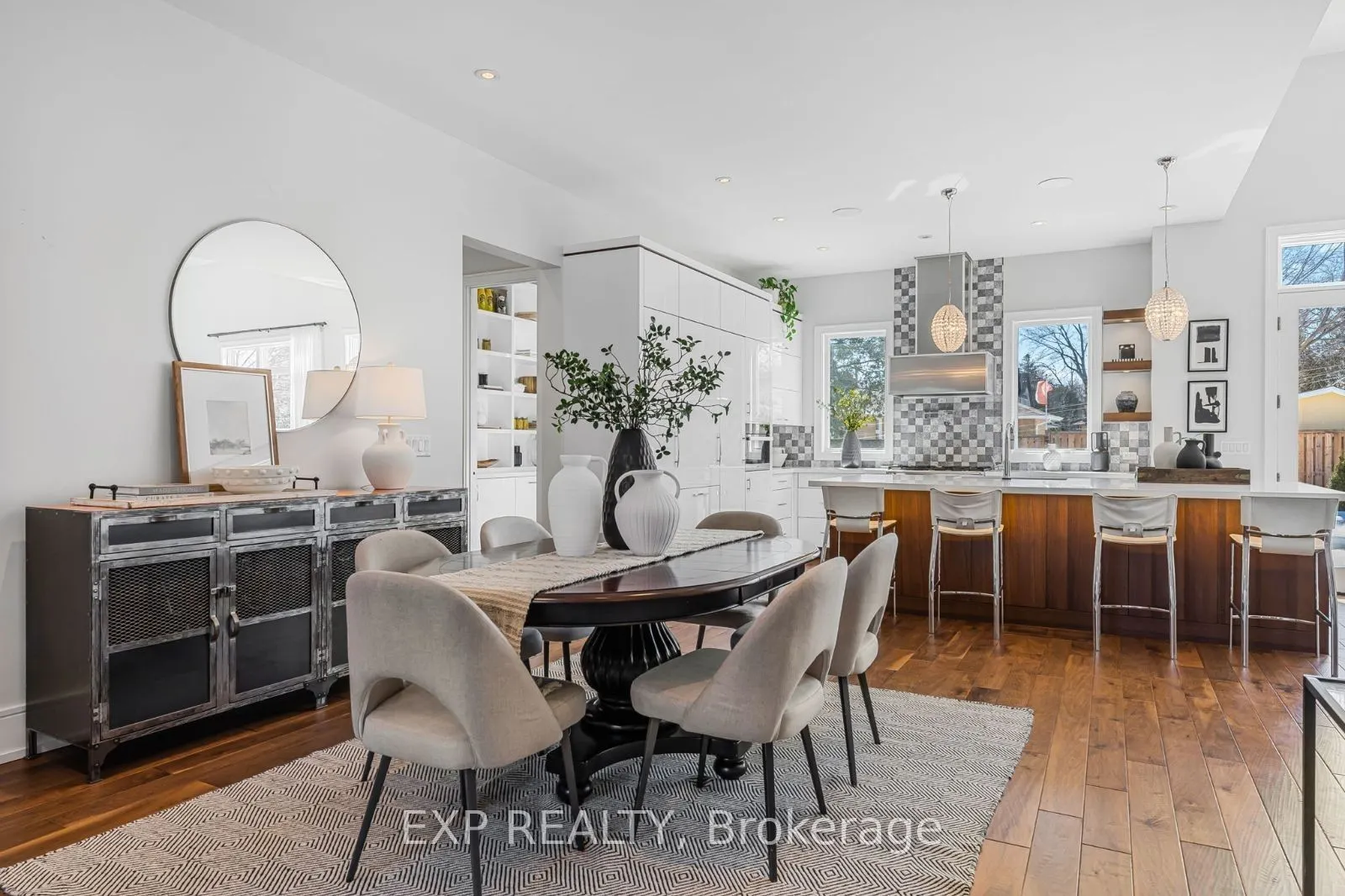 574 Stephens Crescent W