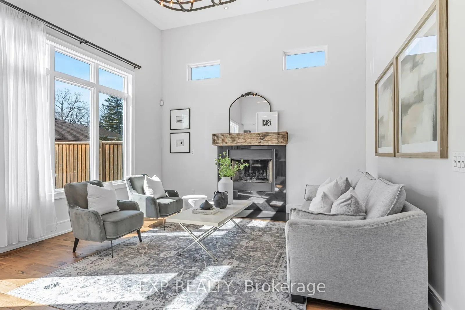 574 Stephens Crescent W