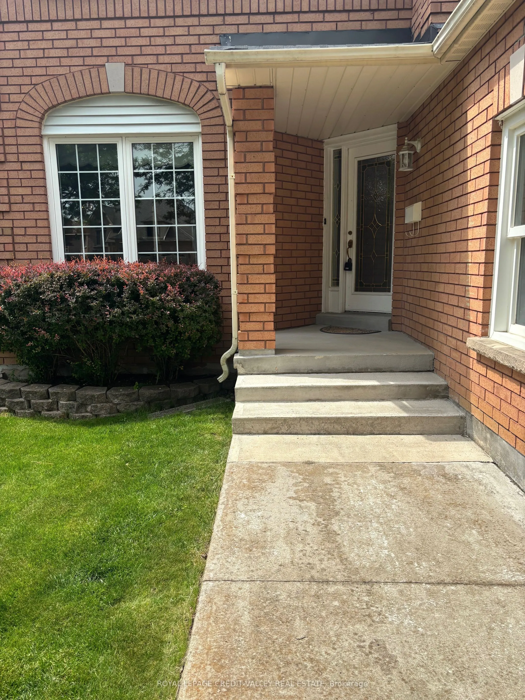 8 Livingston Drive