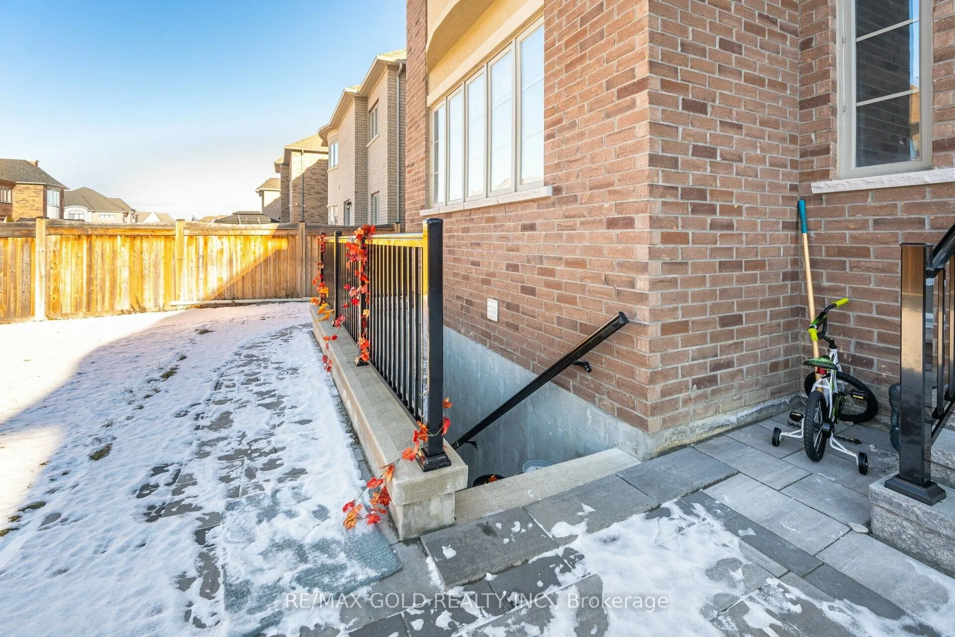 9 Bedouin Crescent