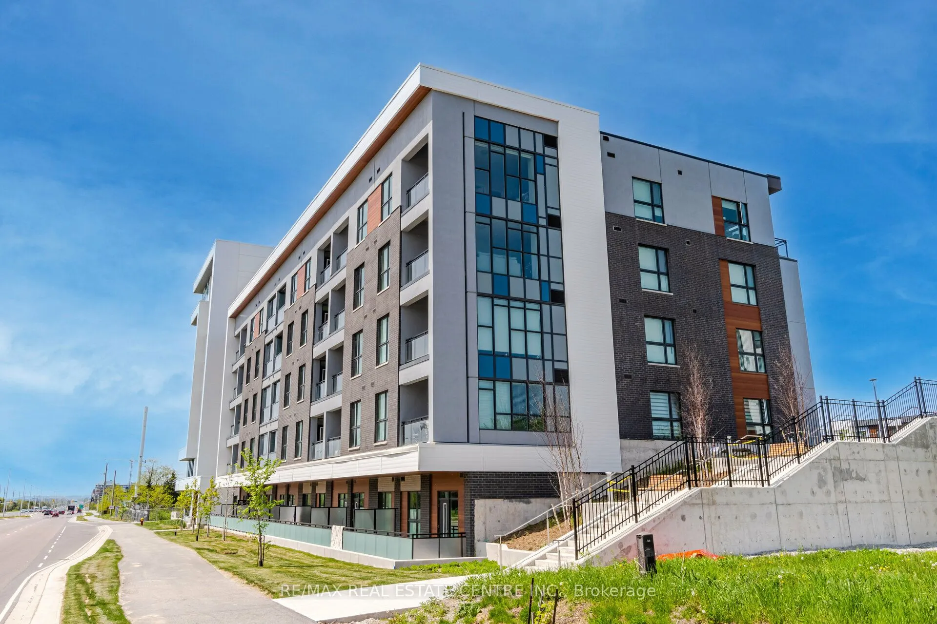 95 Dundas Street W, #203