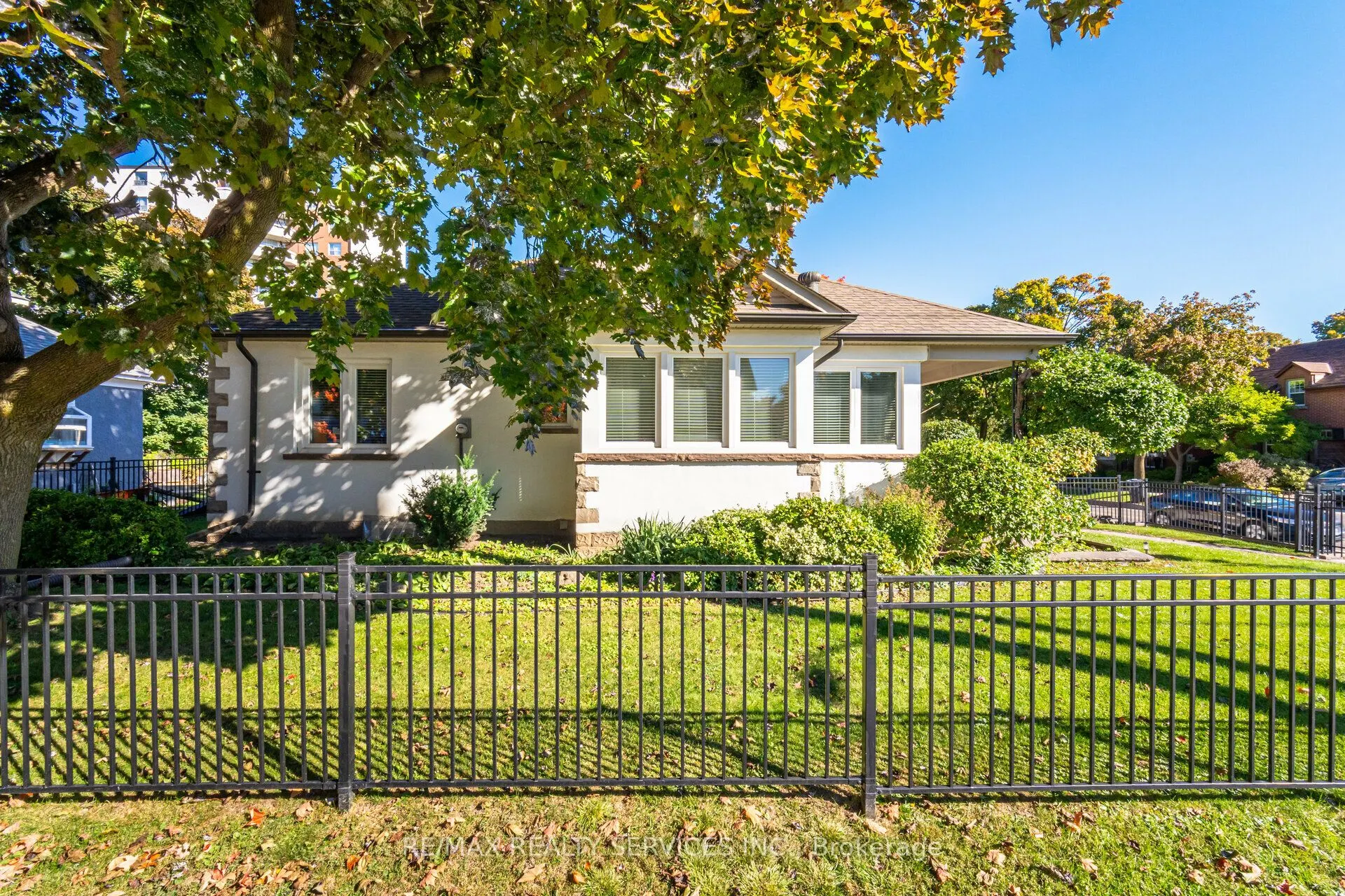 18 Wellington Street W