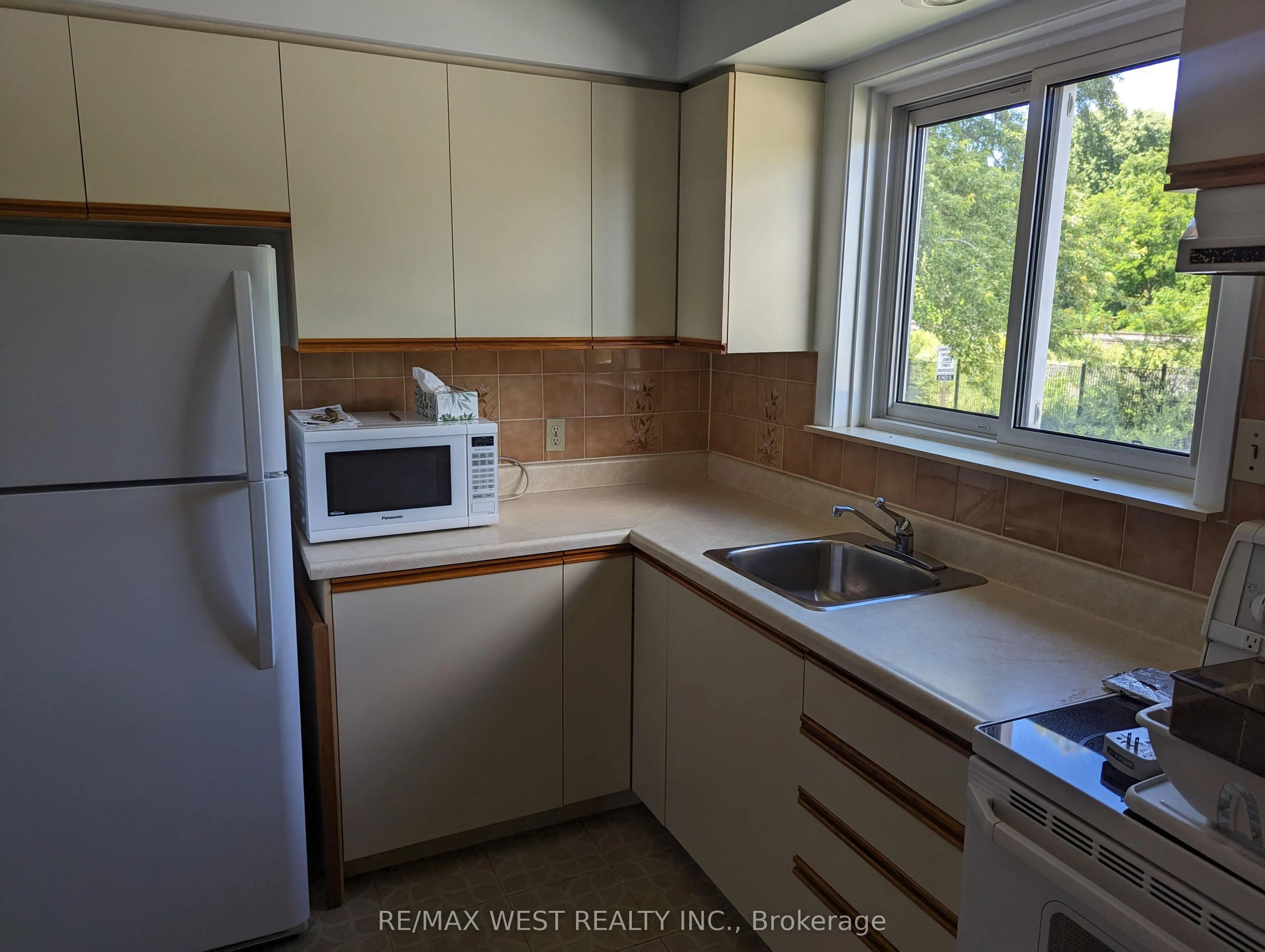 50-52 Peter Street N