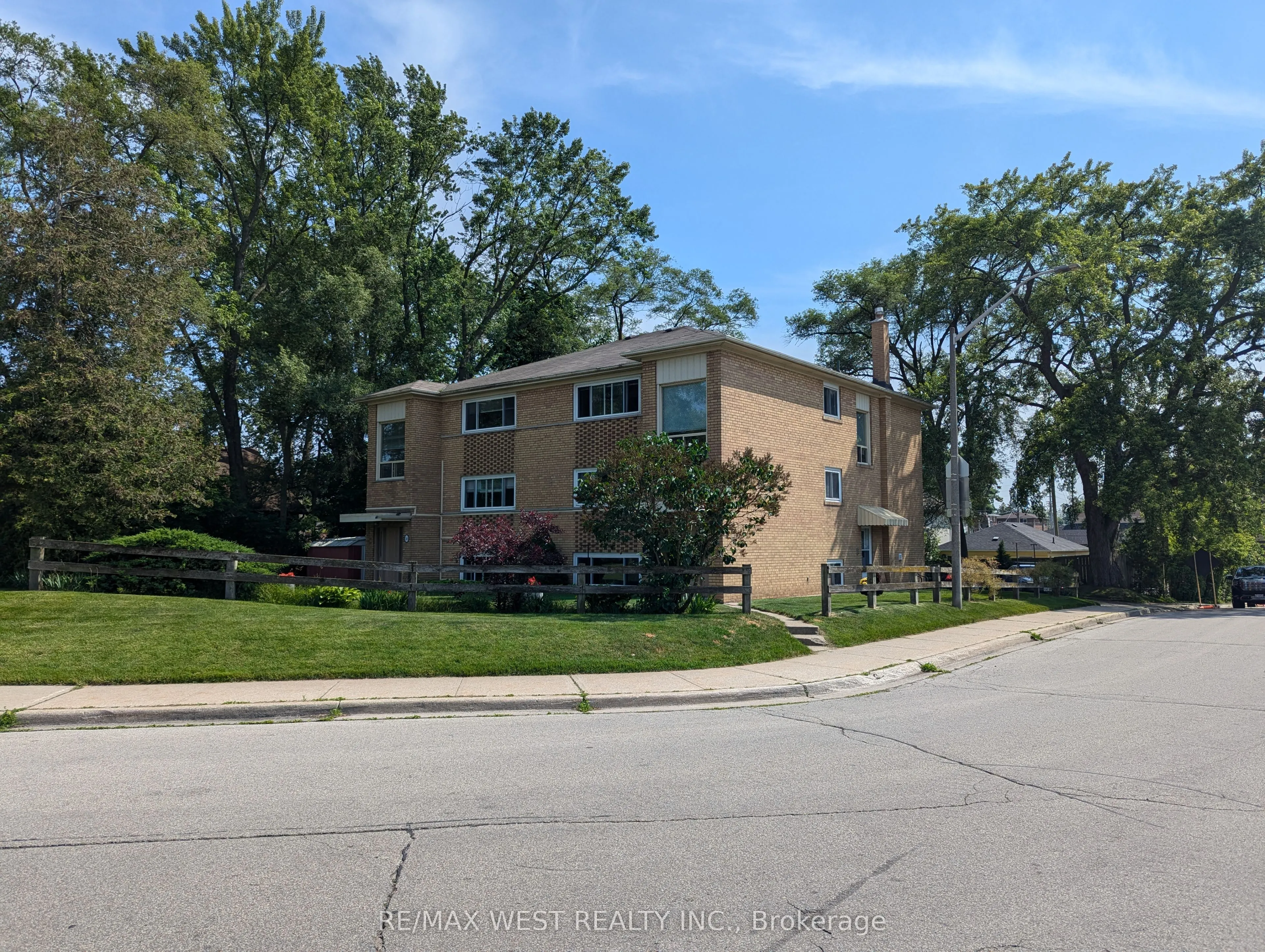 50-52 Peter Street N