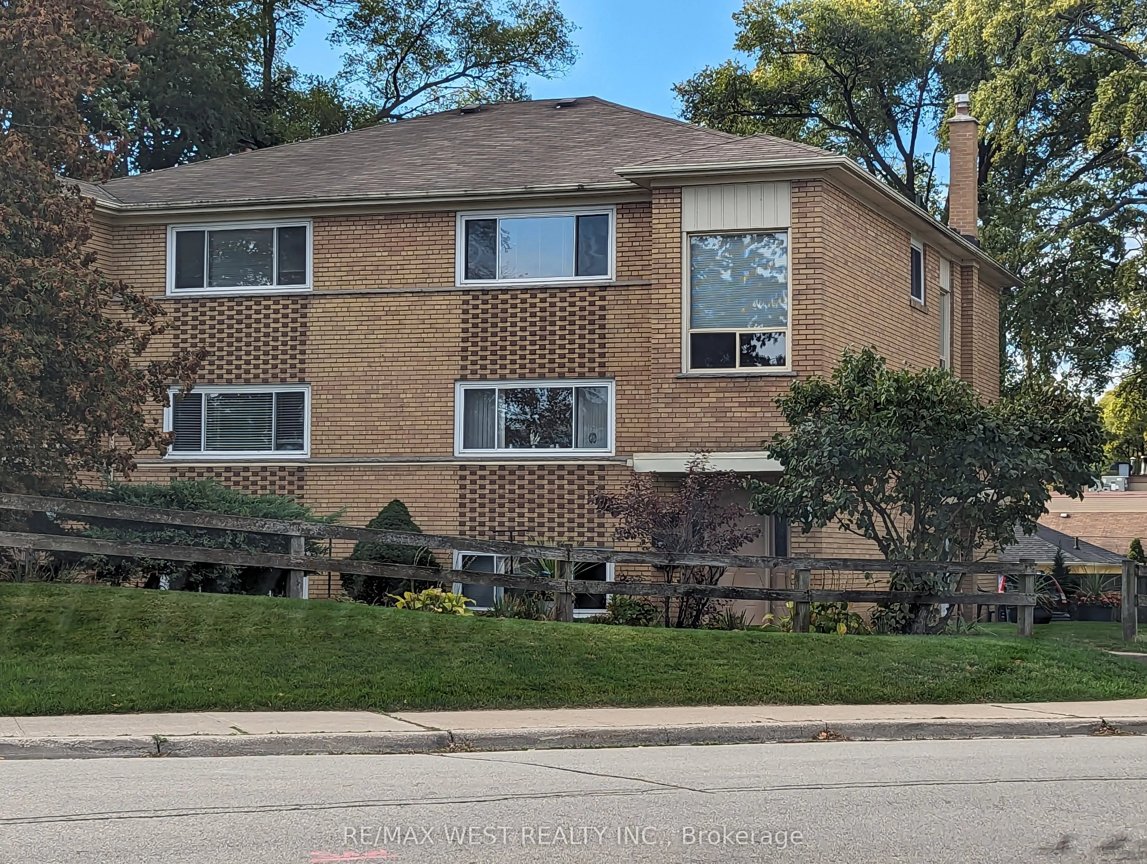 50-52 Peter Street N