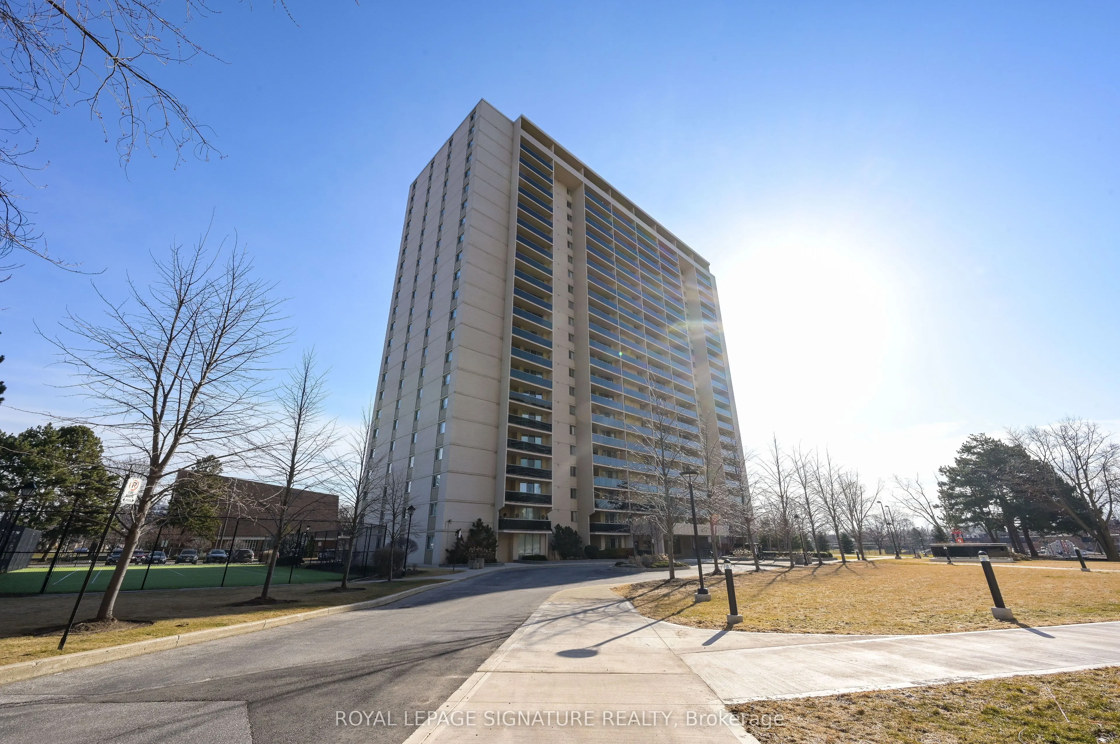 812 Burnhamthorpe Road, #907