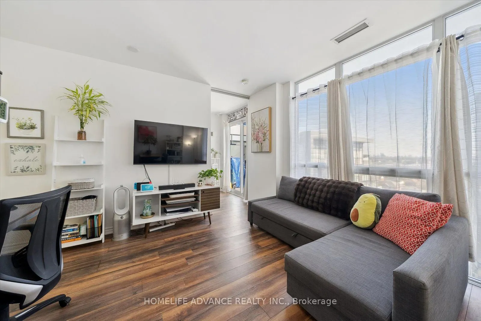 15 James Finlay Way, #1117