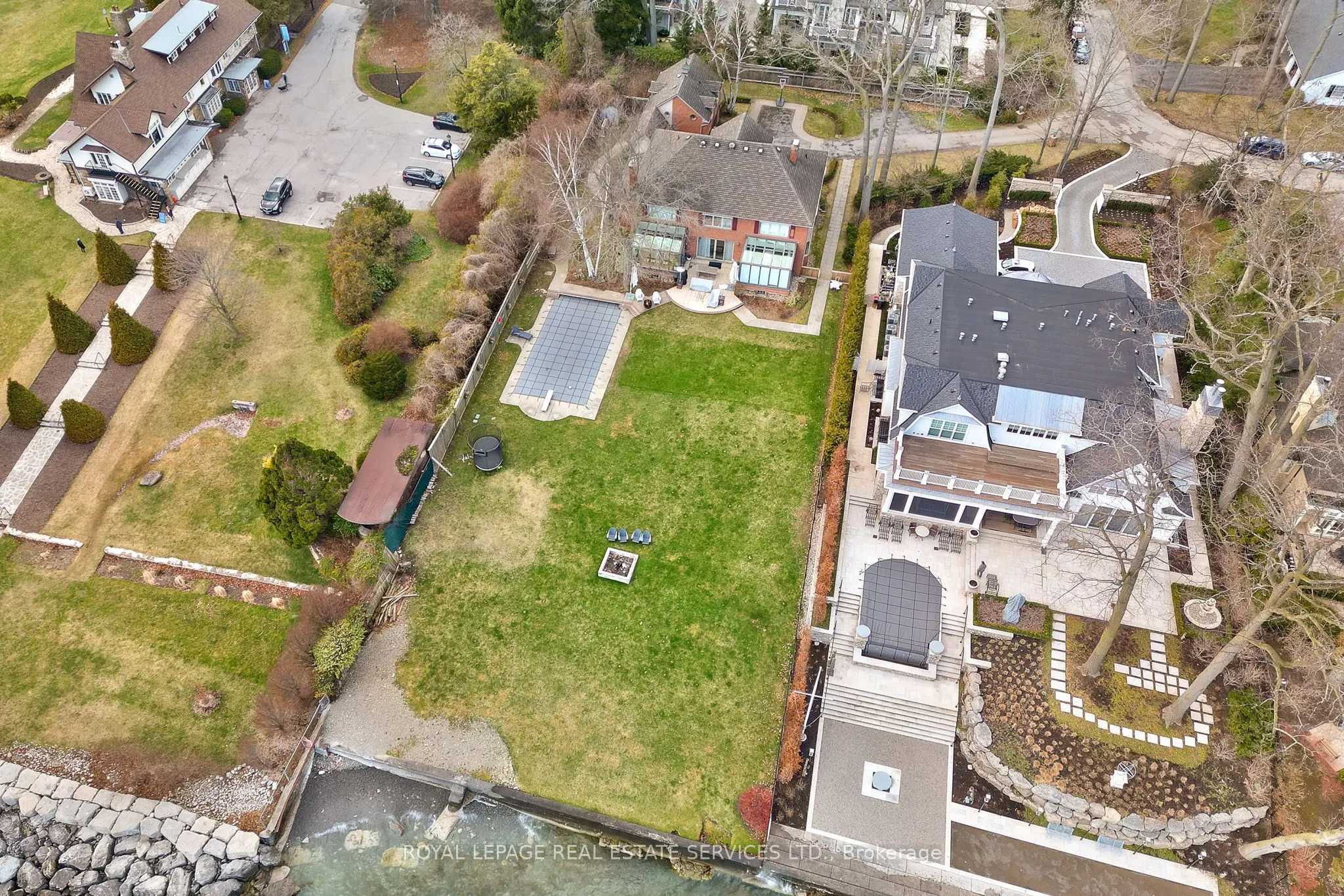 16 Ennisclare Drive W