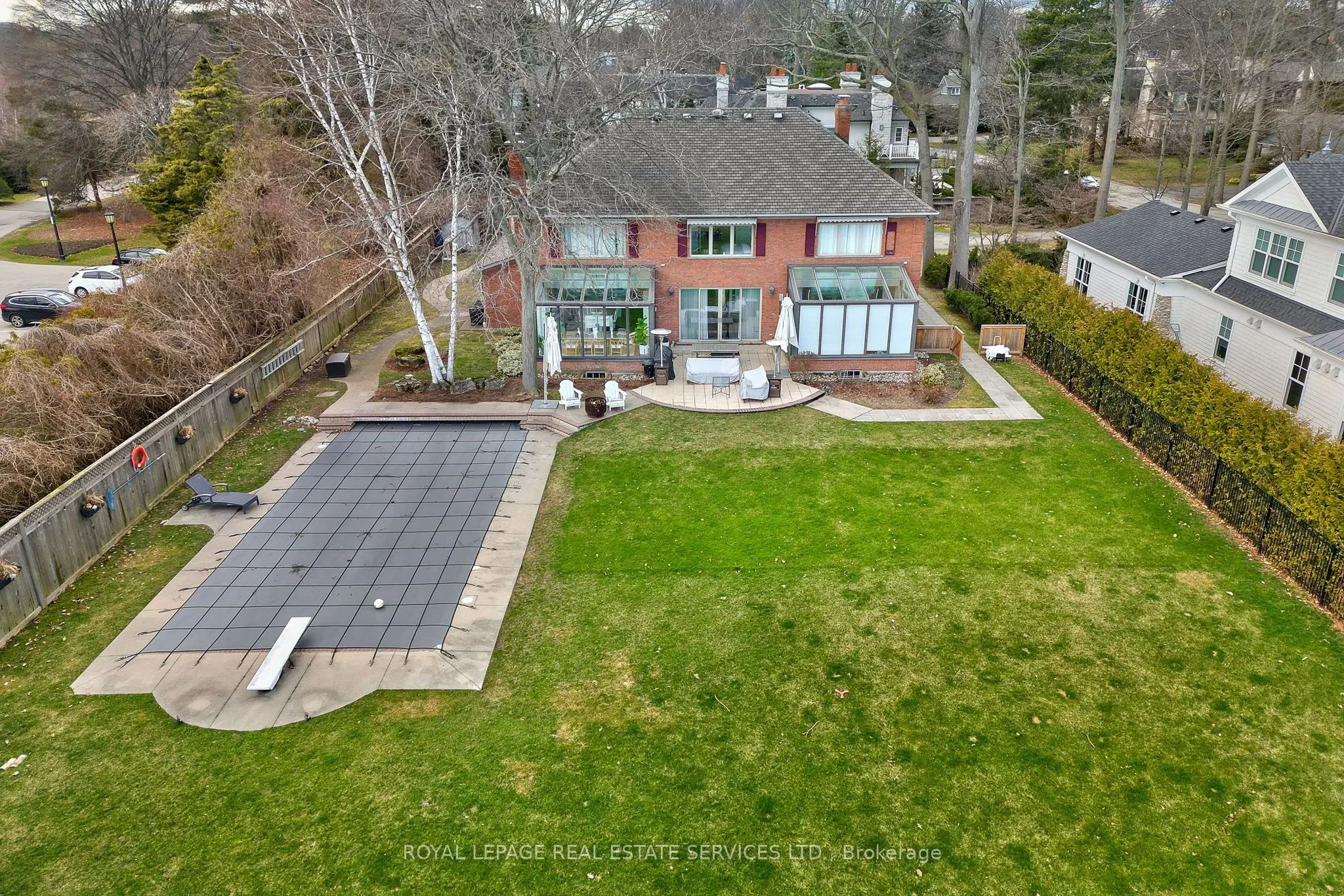 16 Ennisclare Drive W