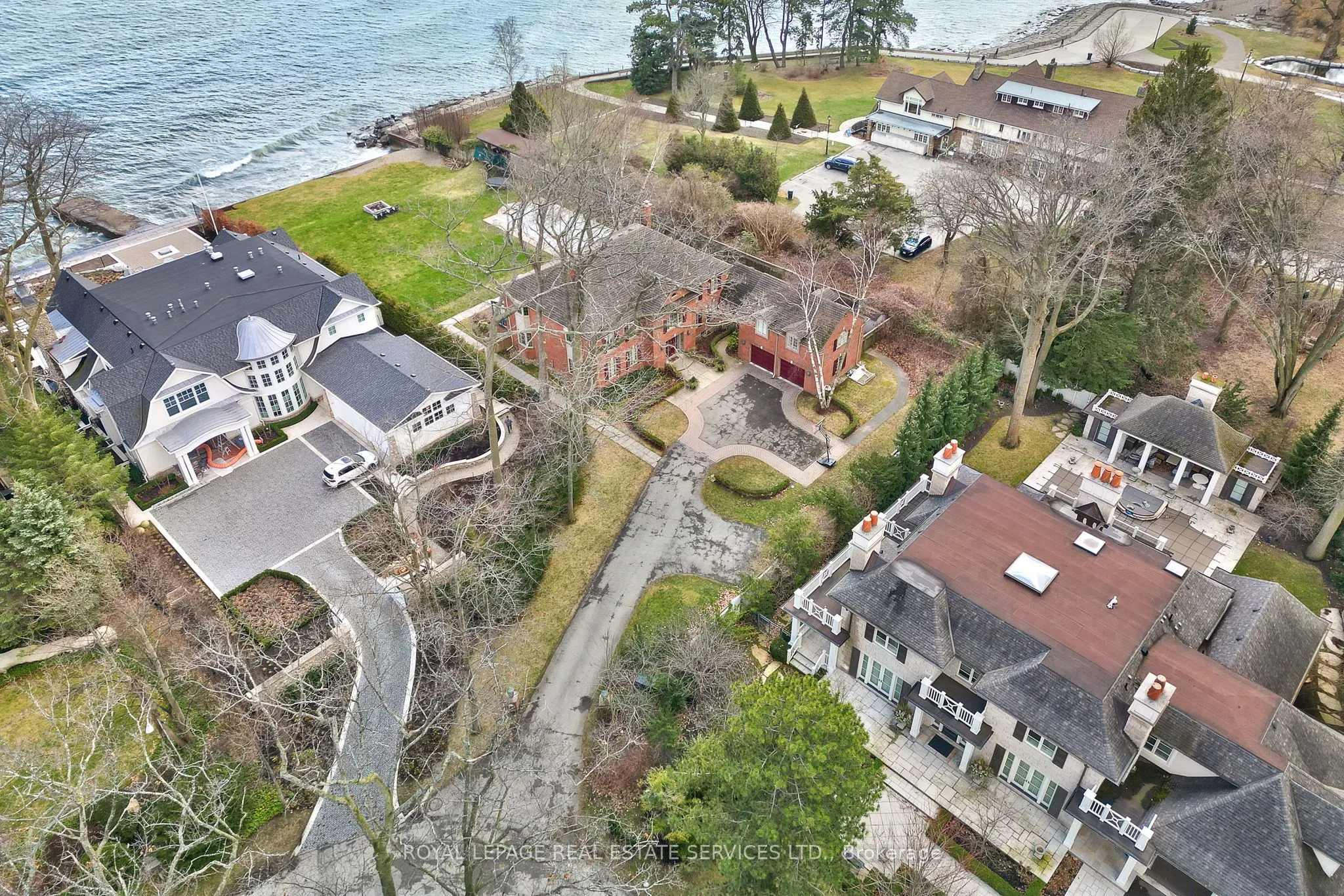 16 Ennisclare Drive W