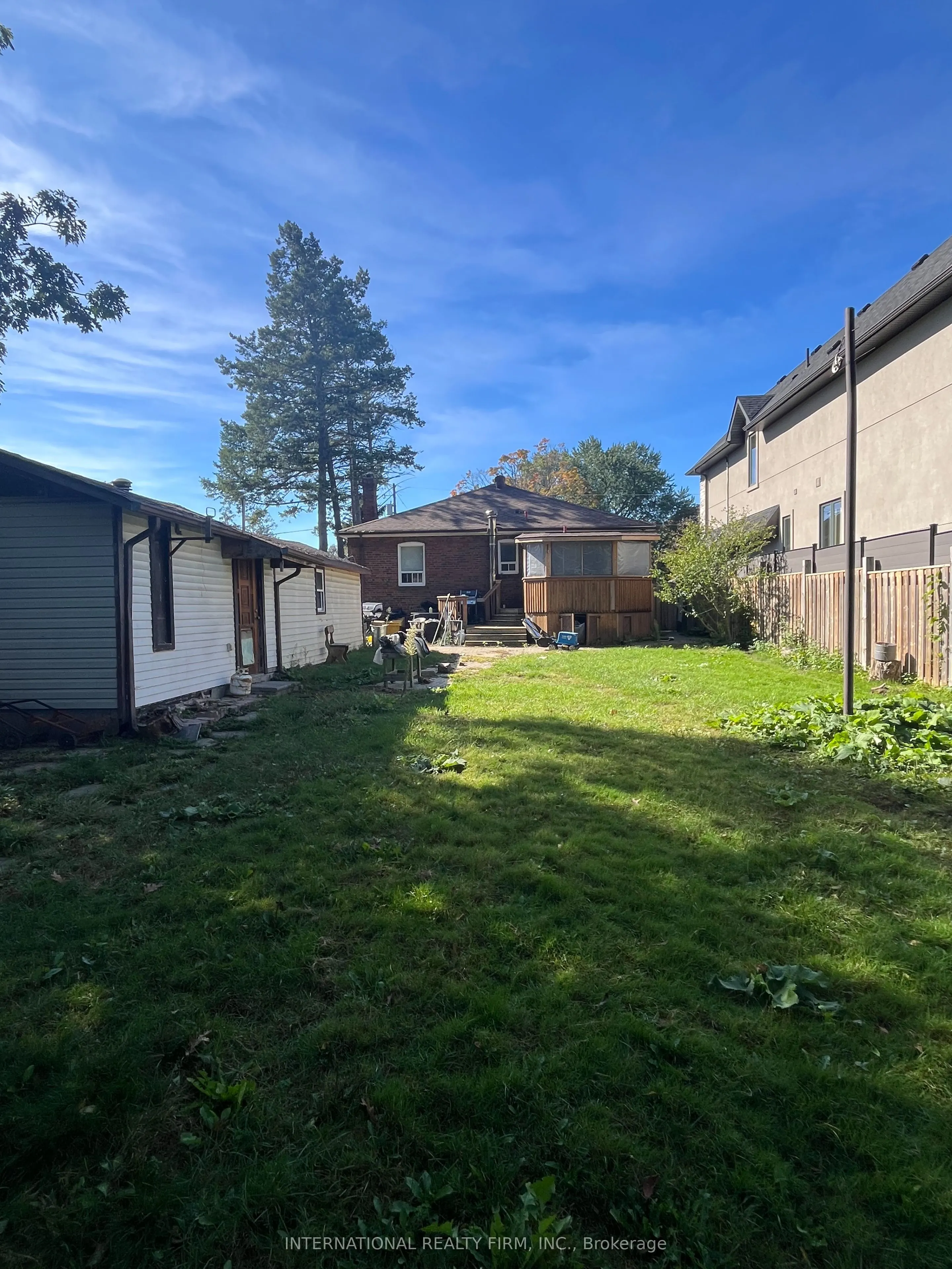 1481 Myron Drive W