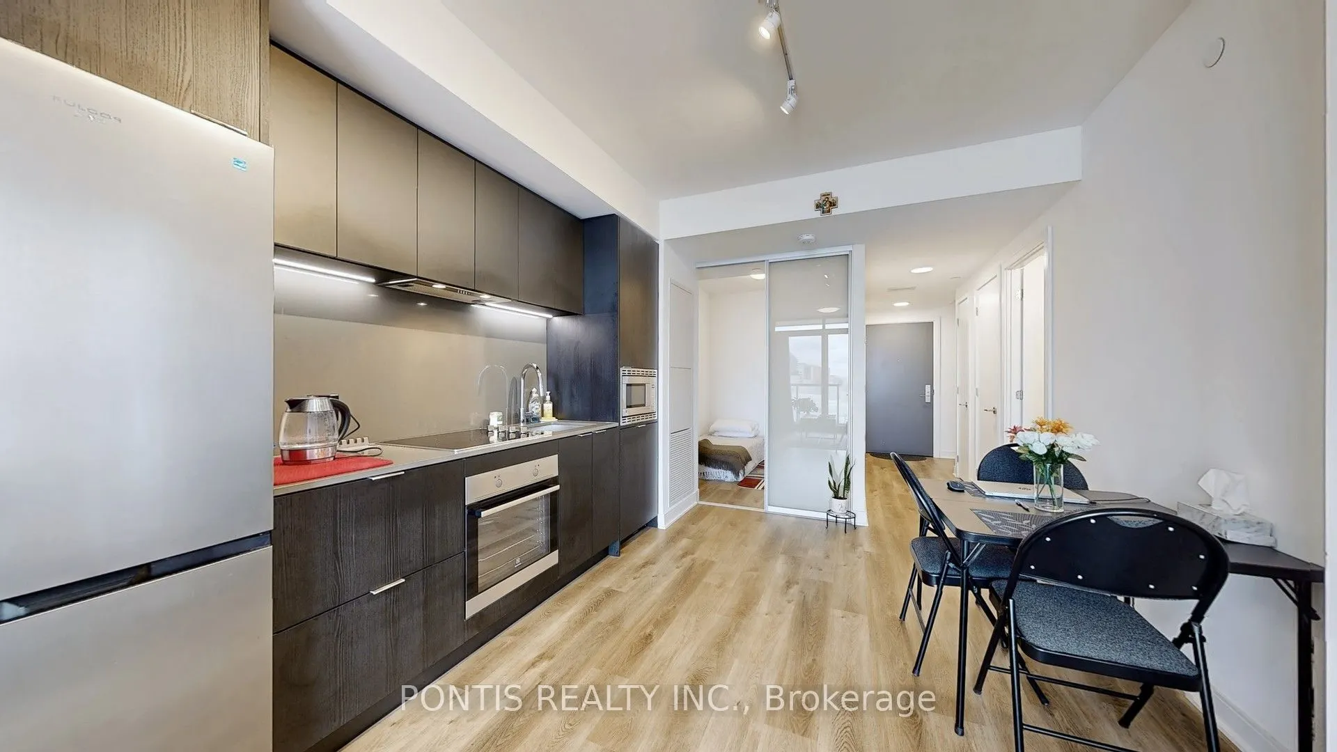 86 Dundas Street E #523