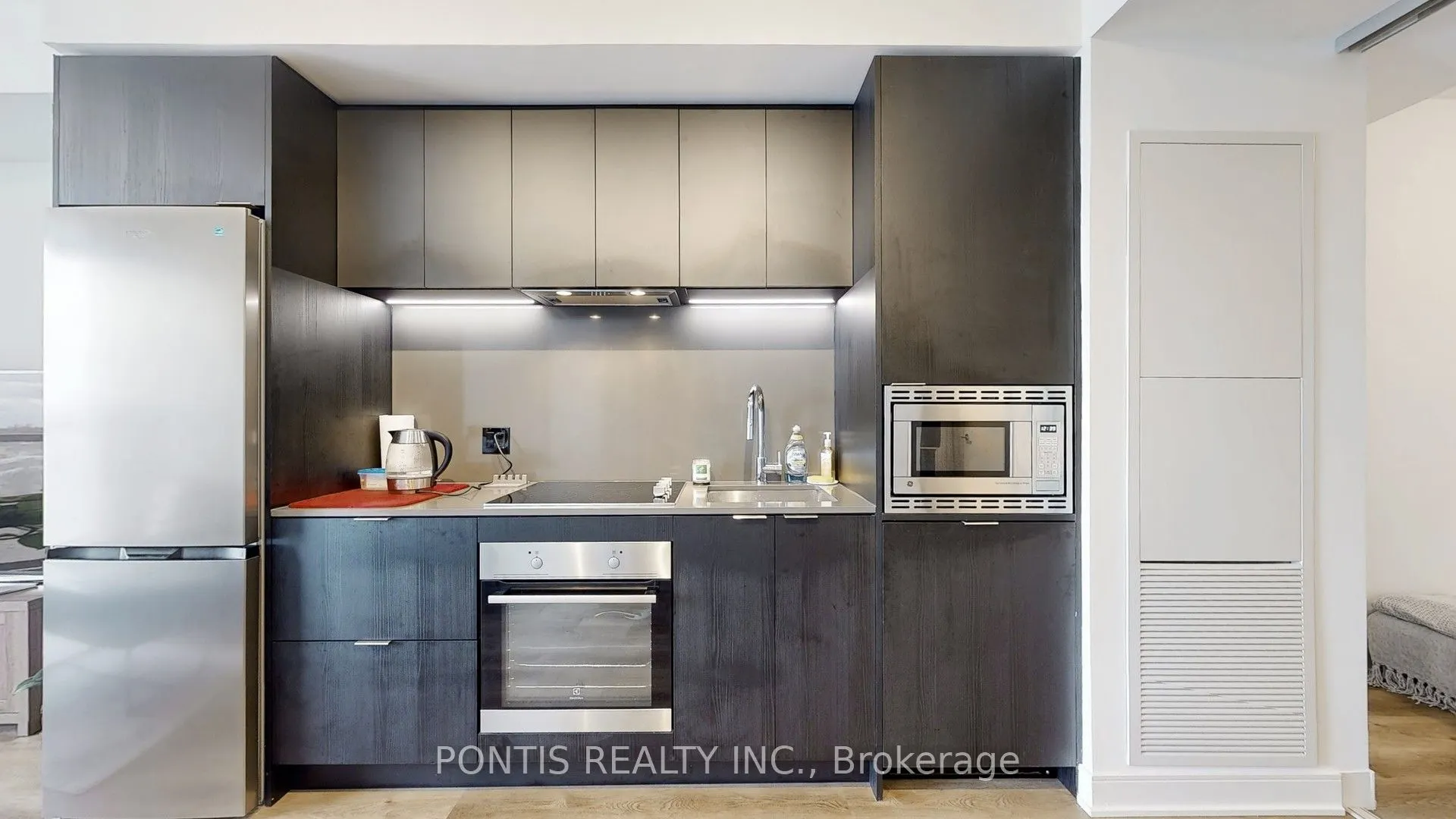 86 Dundas Street E #523