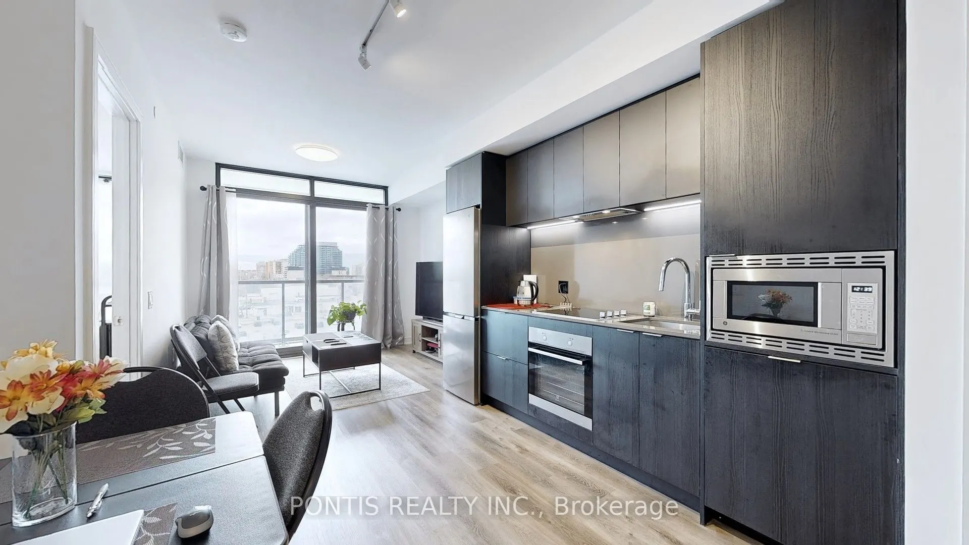 86 Dundas Street E #523