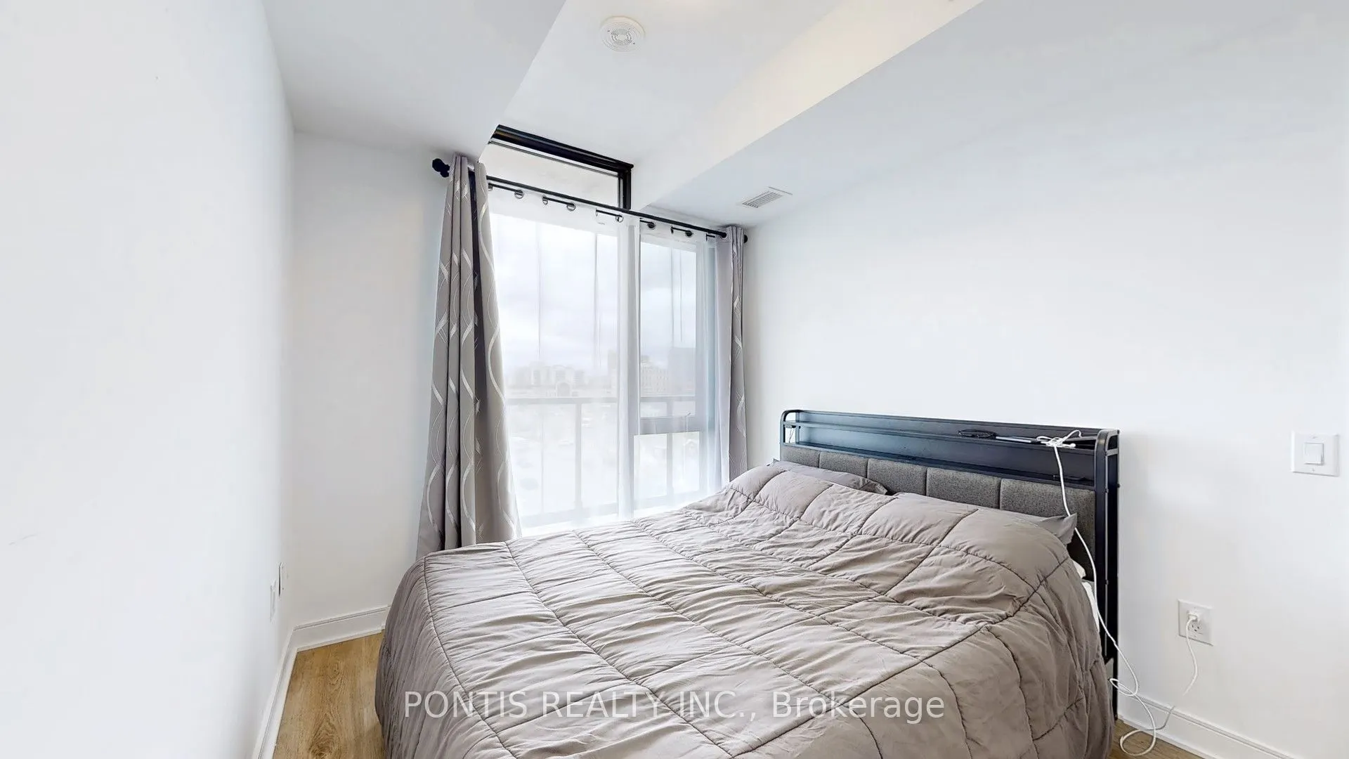 86 Dundas Street E #523