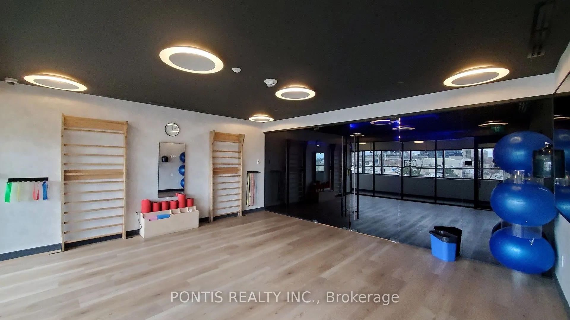 86 Dundas Street E #523