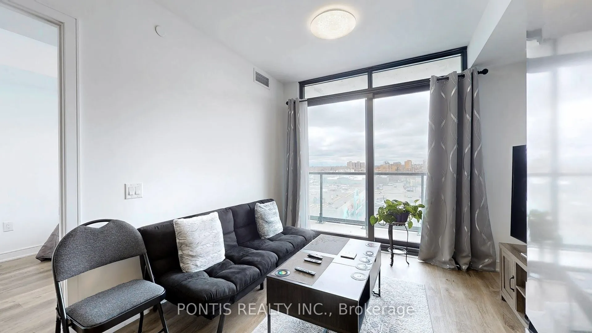 86 Dundas Street E #523