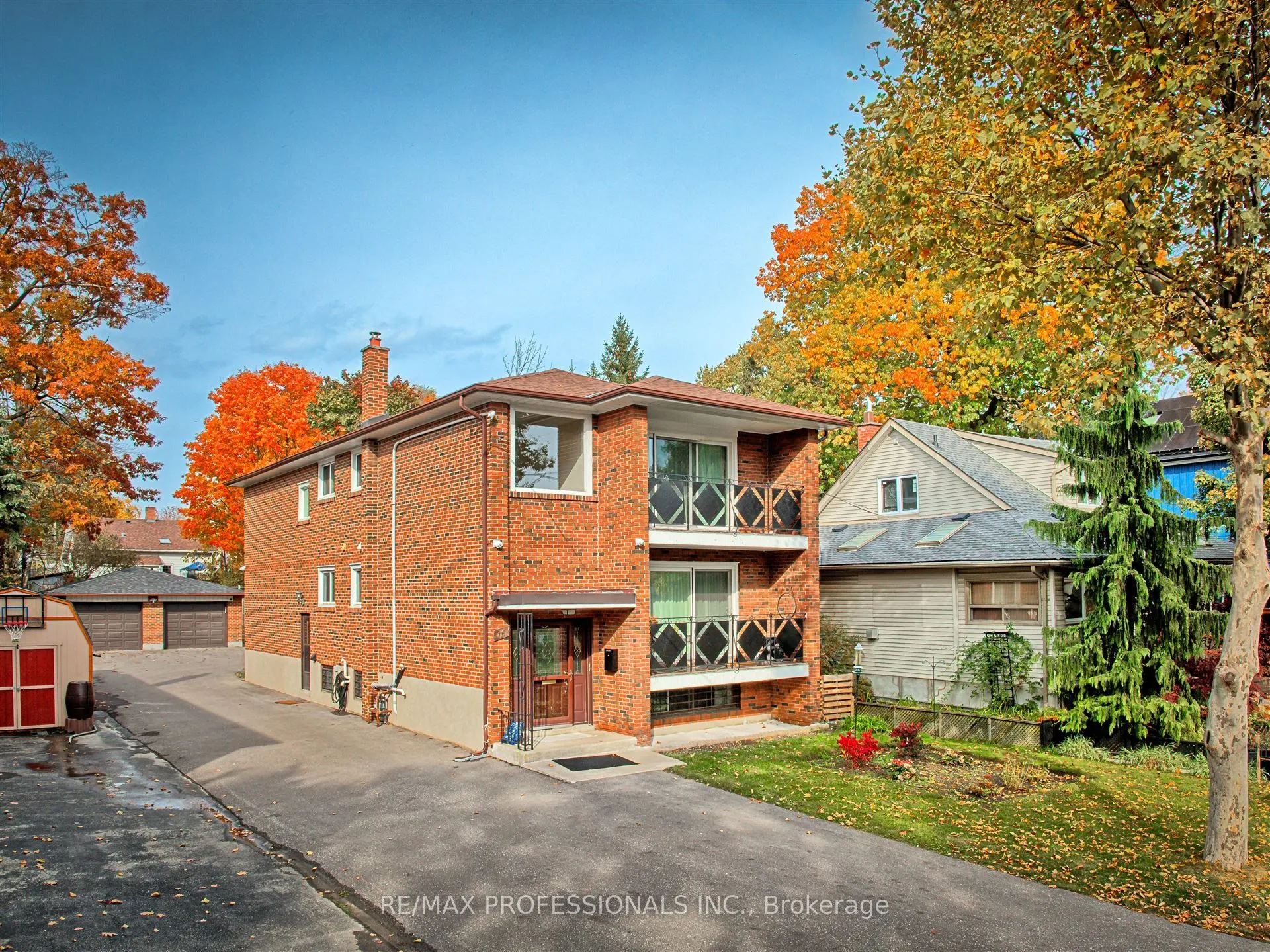 16 Muskoka Avenue