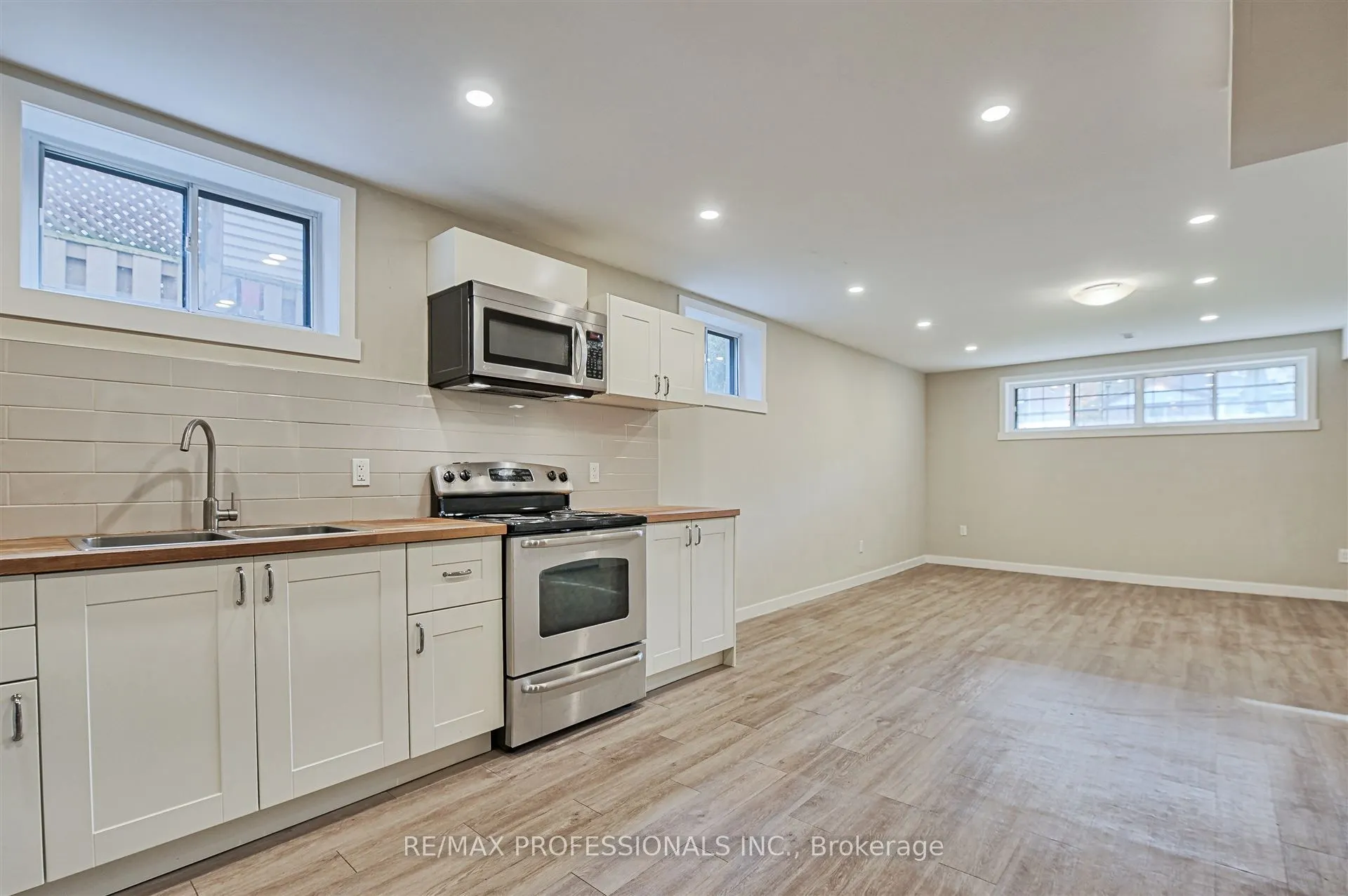 16 Muskoka Avenue