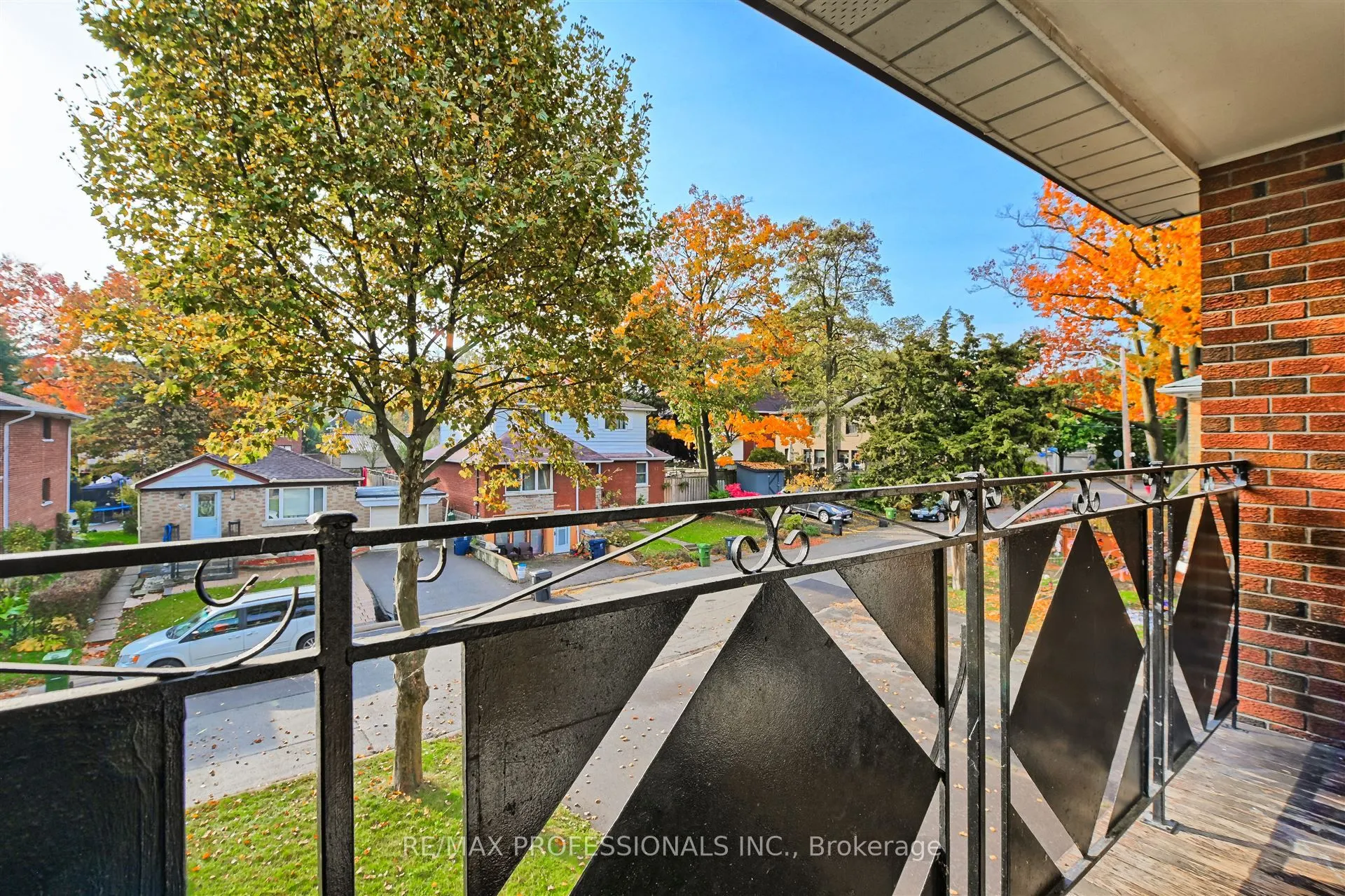16 Muskoka Avenue