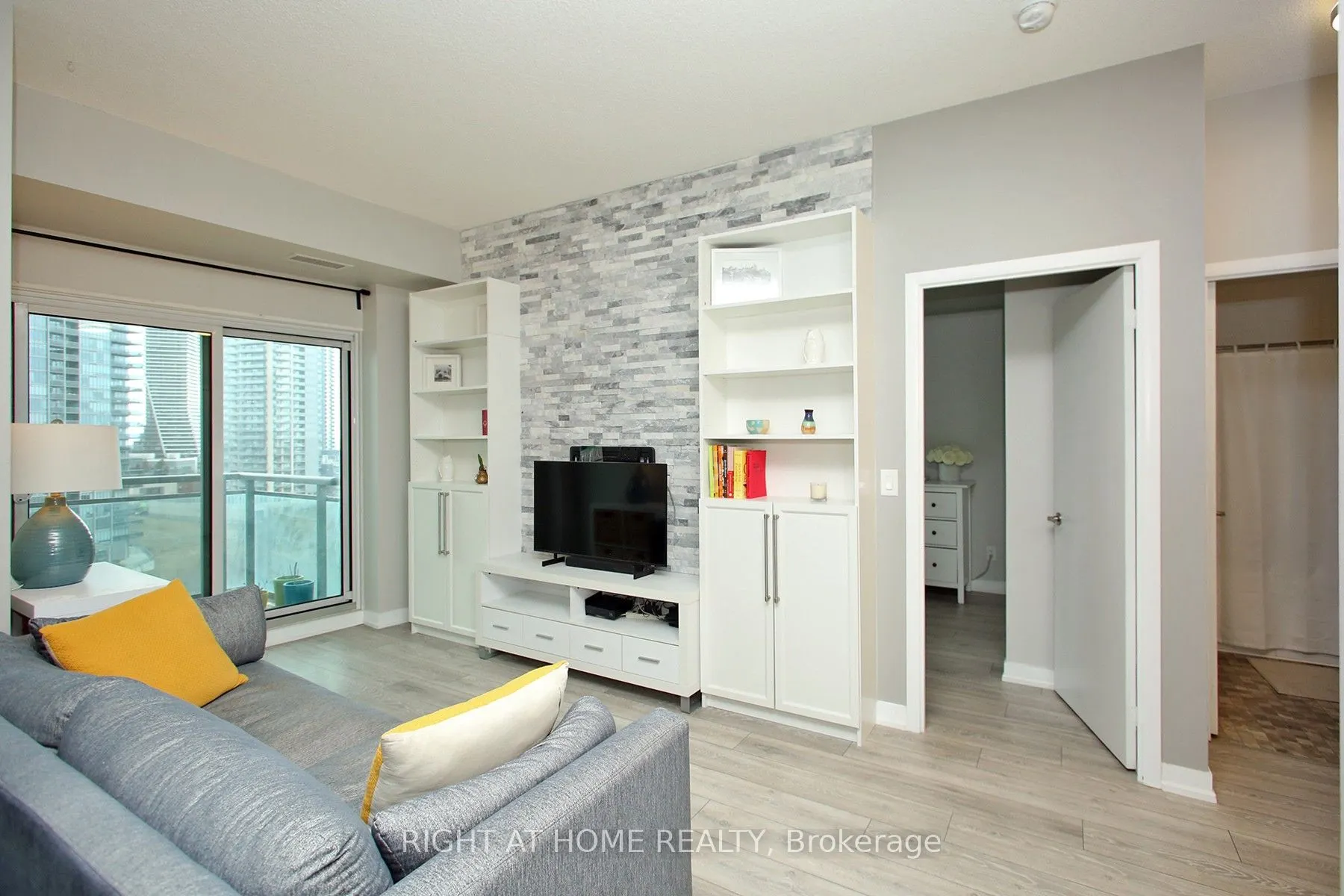 155 Legion Road N, #1002