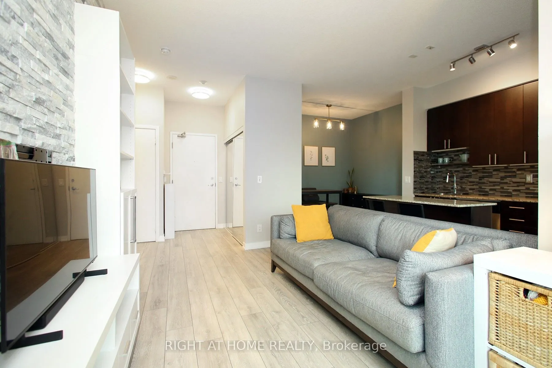 155 Legion Road N, #1002