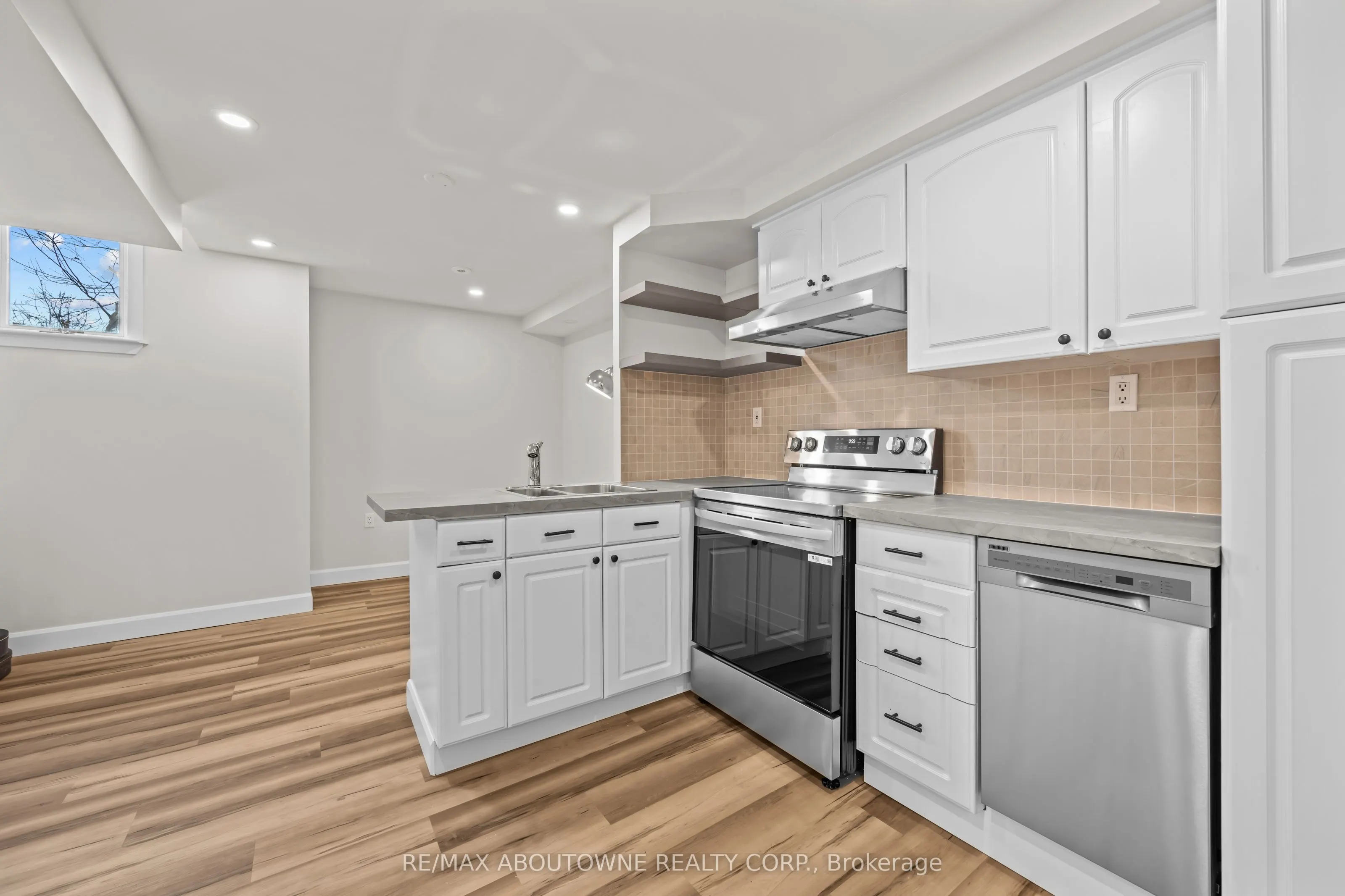 889 Zelinsky Crescent