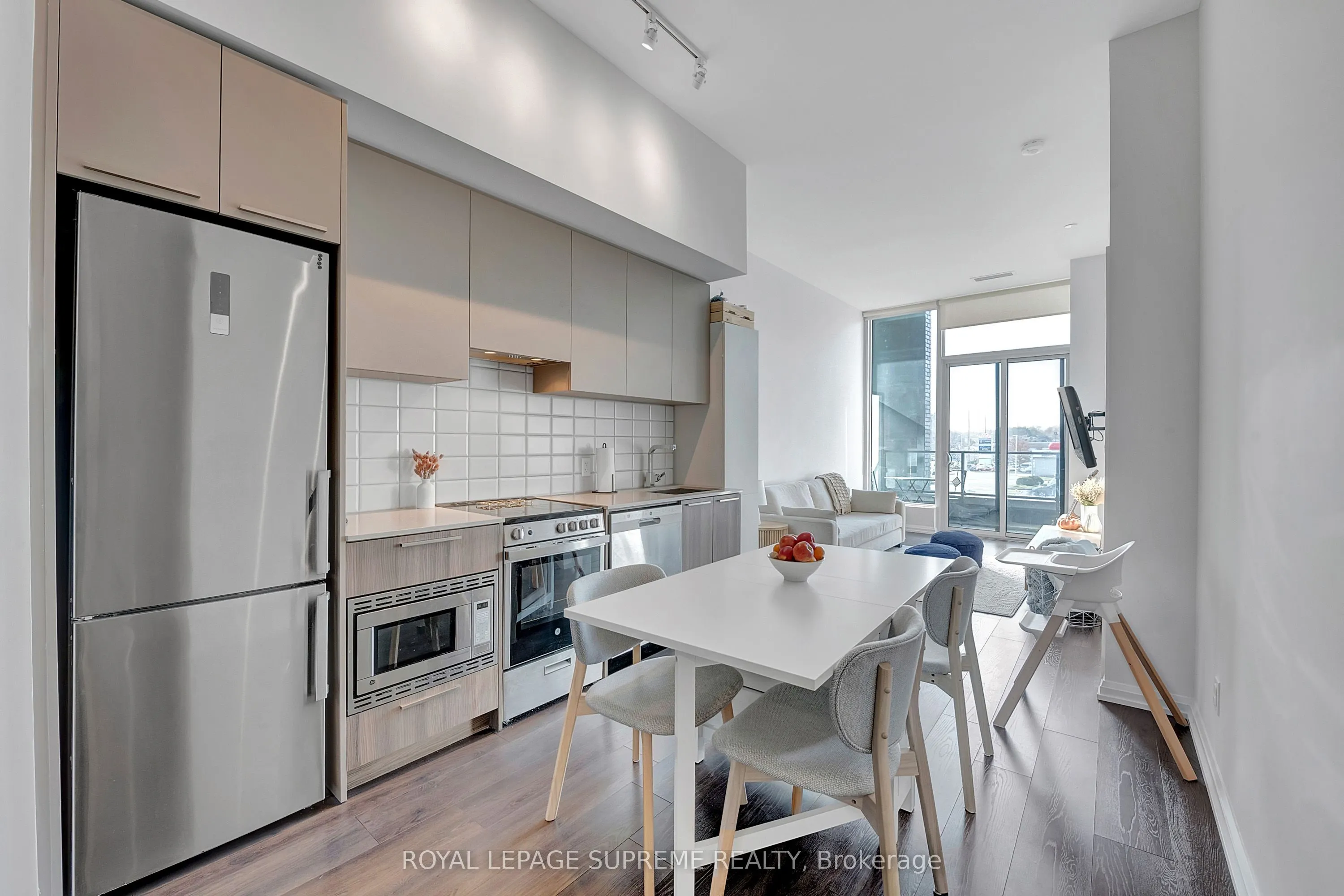 4208 Dundas Street W, #215