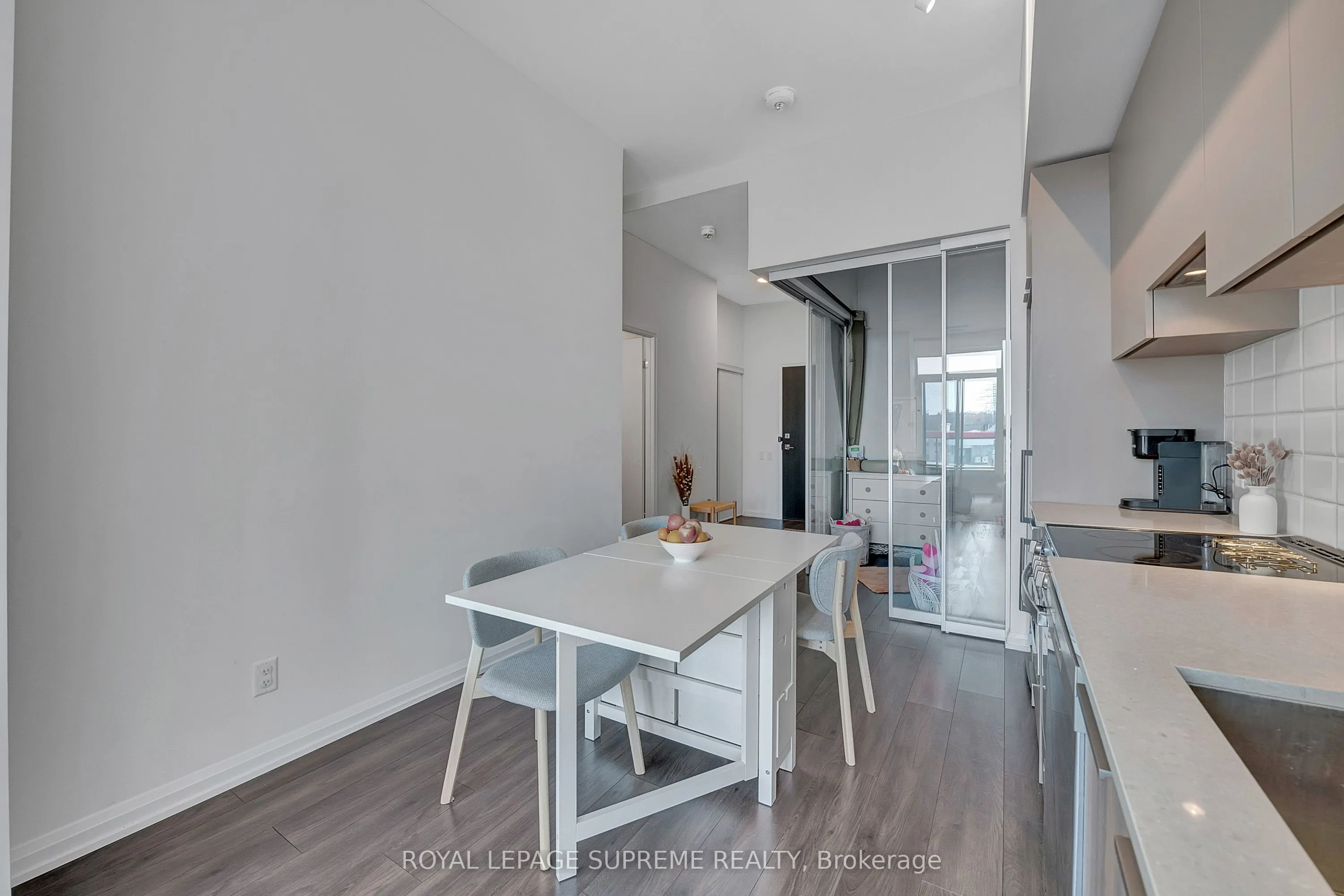 4208 Dundas Street W, #215