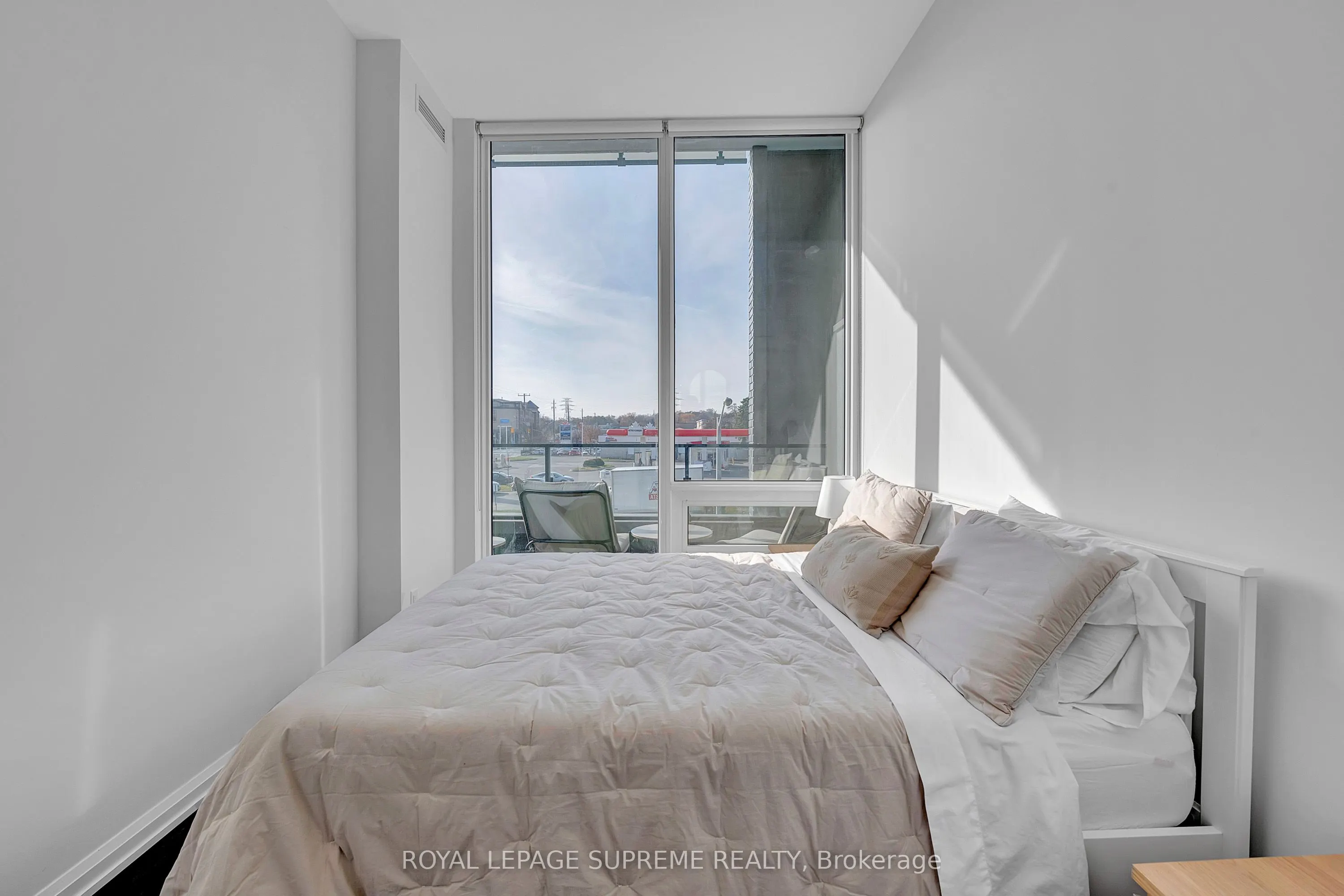 4208 Dundas Street W, #215