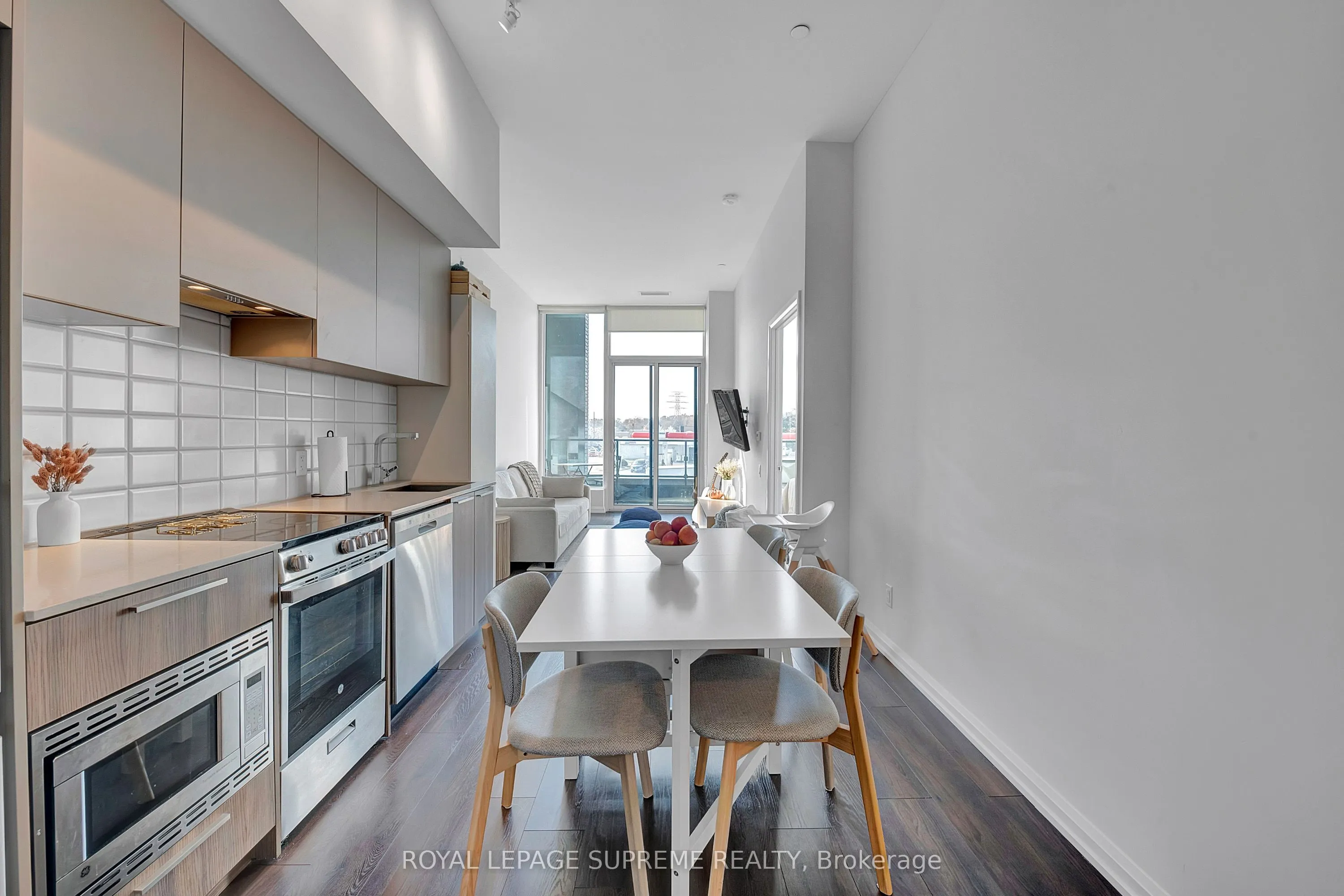 4208 Dundas Street W, #215