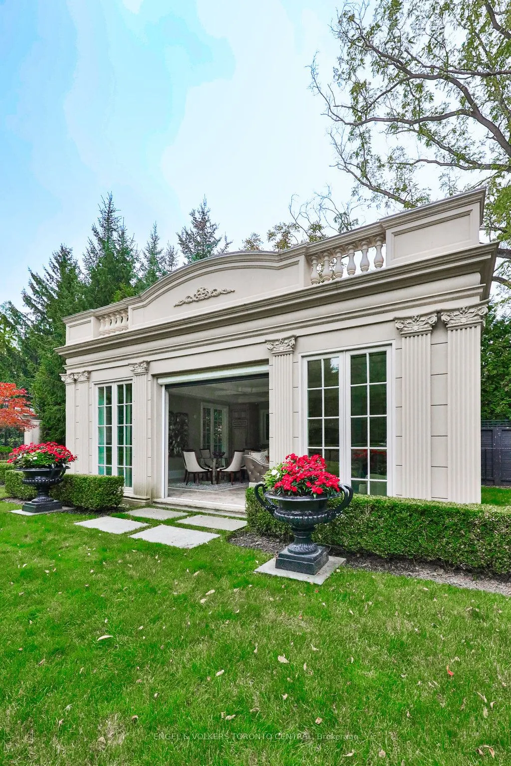 489 Lakeshore Road E