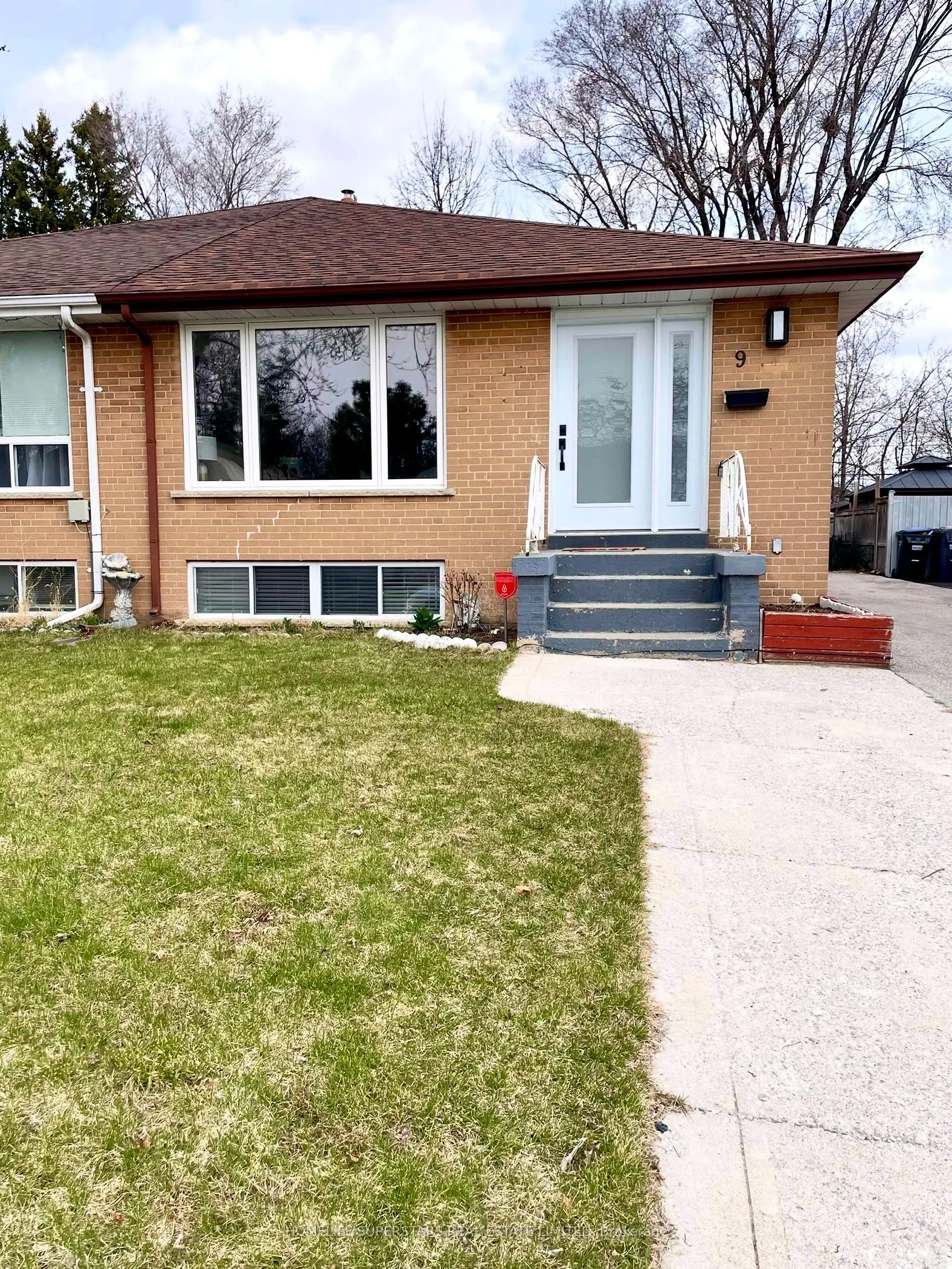 9 Aloma Crescent