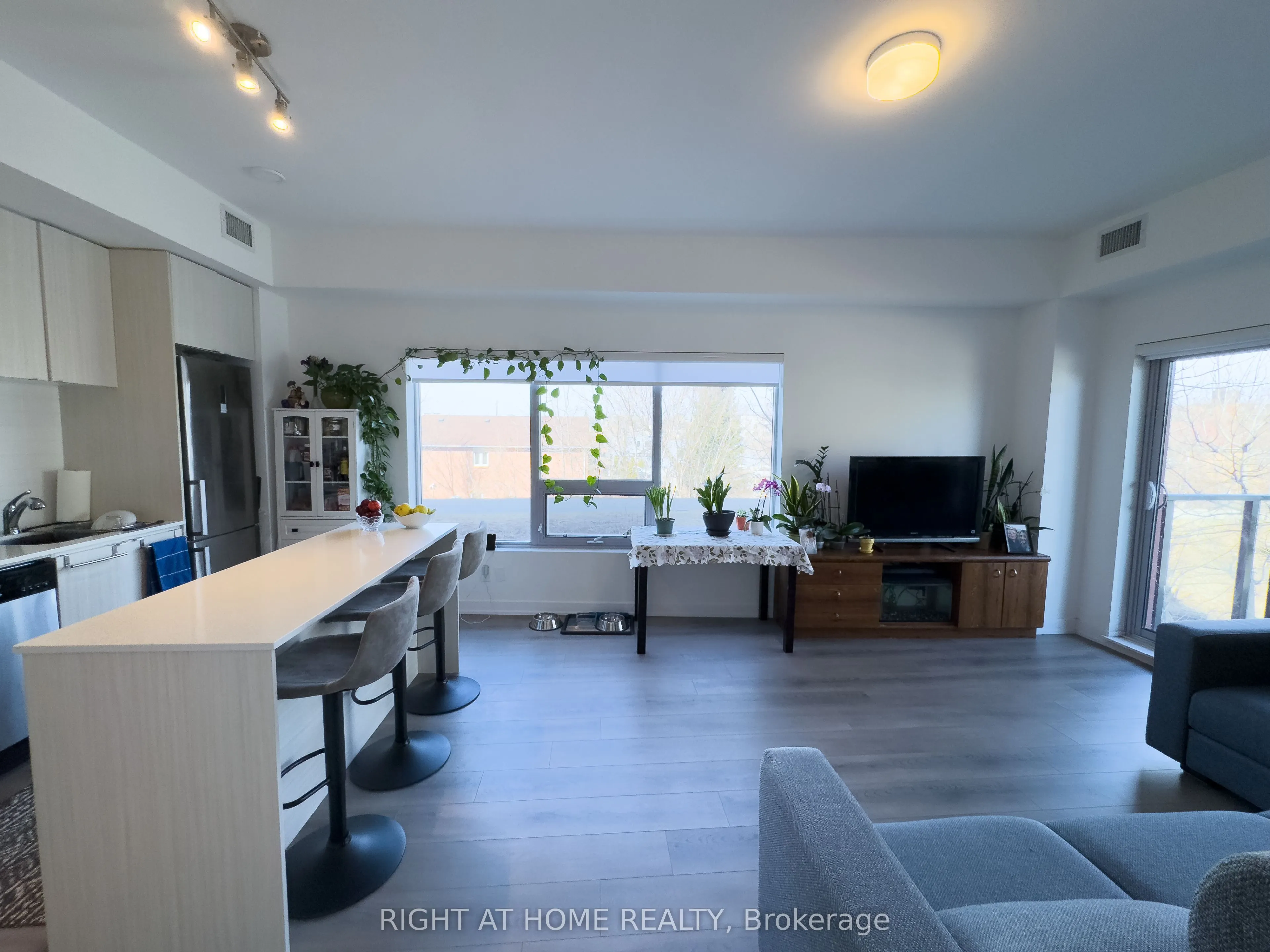 2433 Dufferin Street, #211