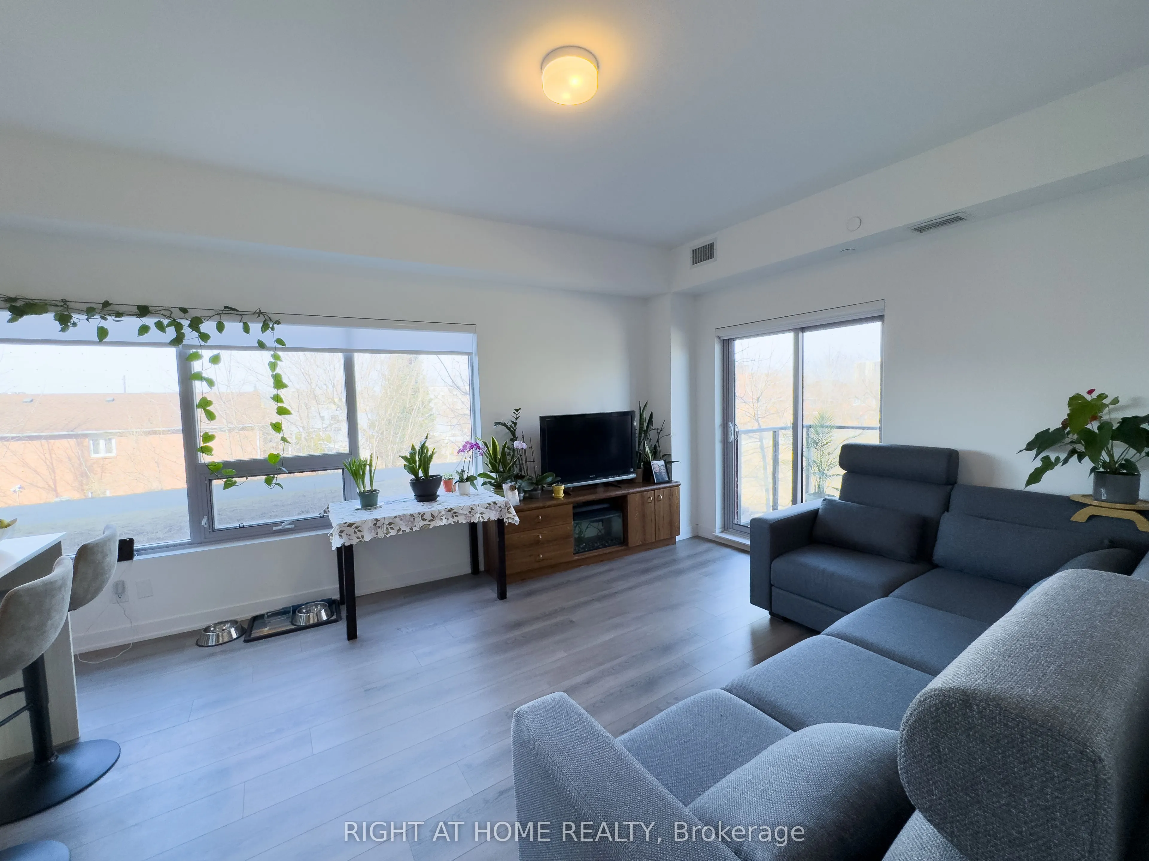 2433 Dufferin Street, #211