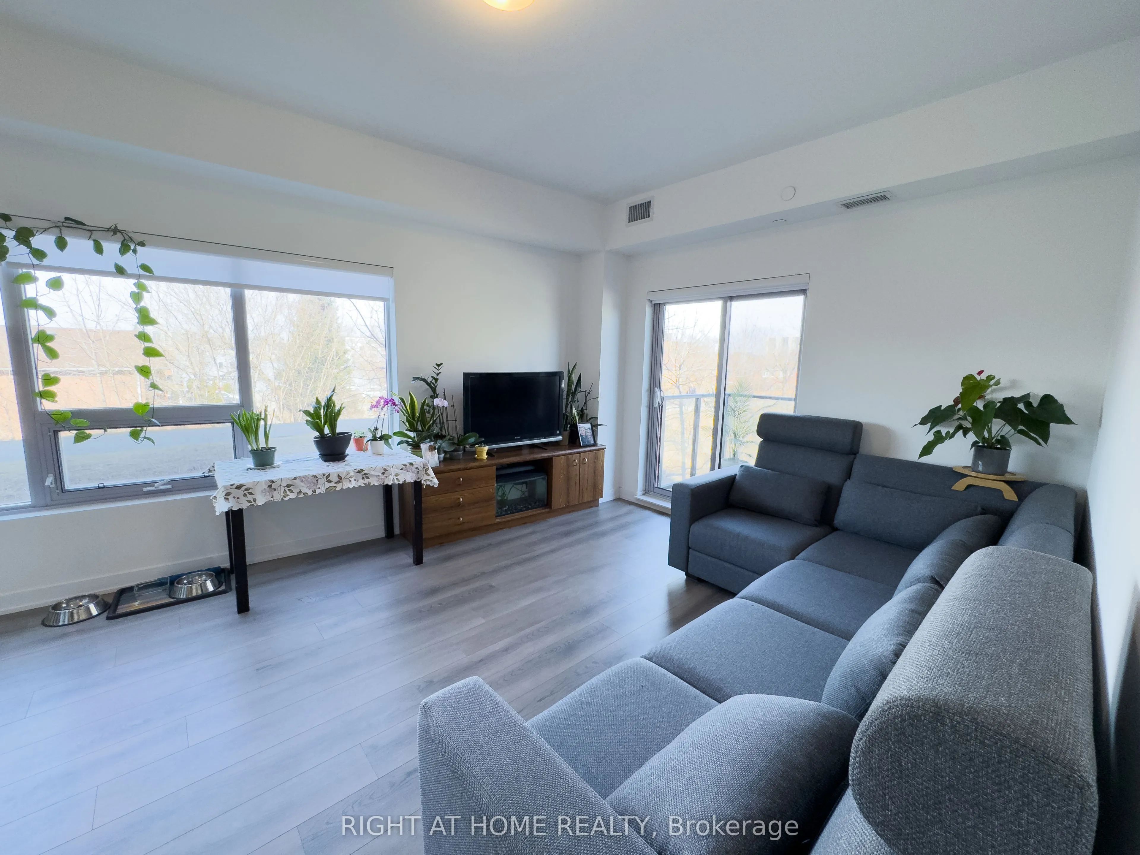 2433 Dufferin Street, #211