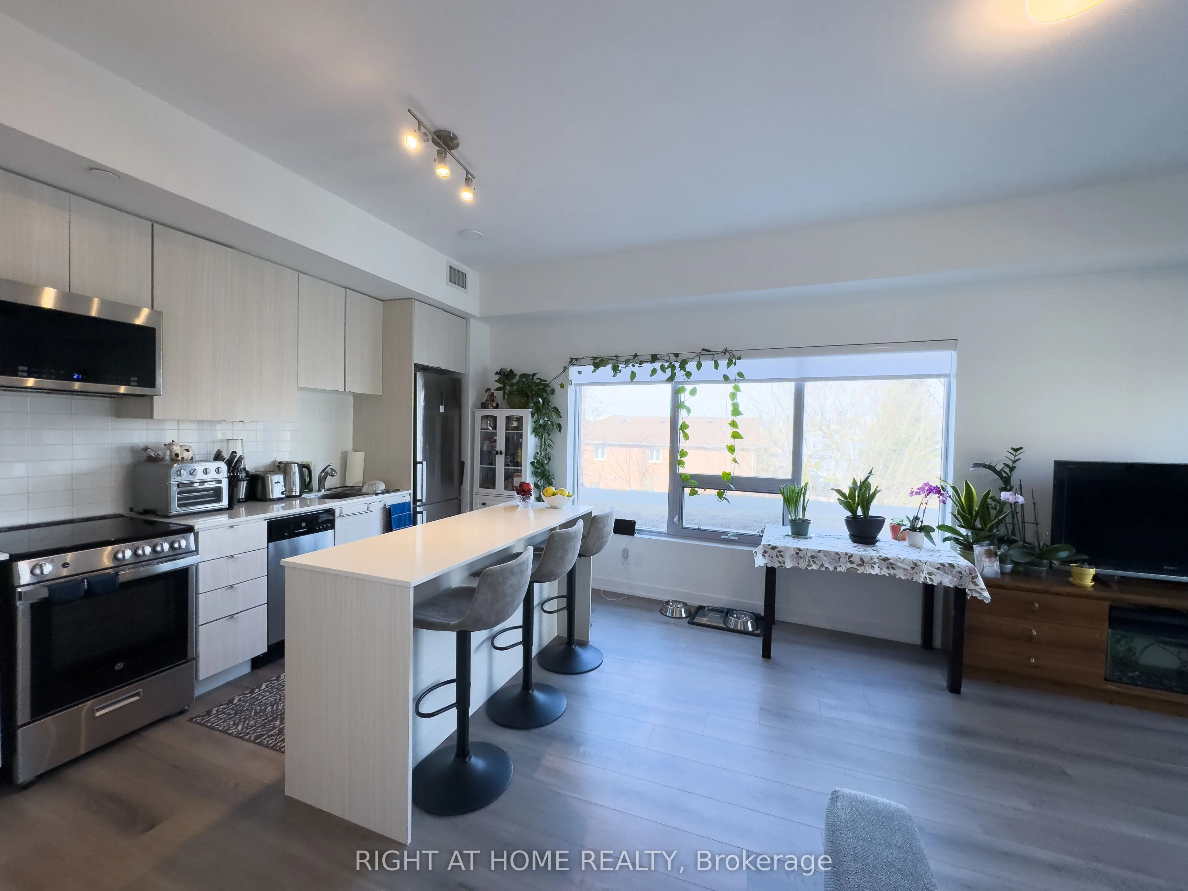 2433 Dufferin Street, #211