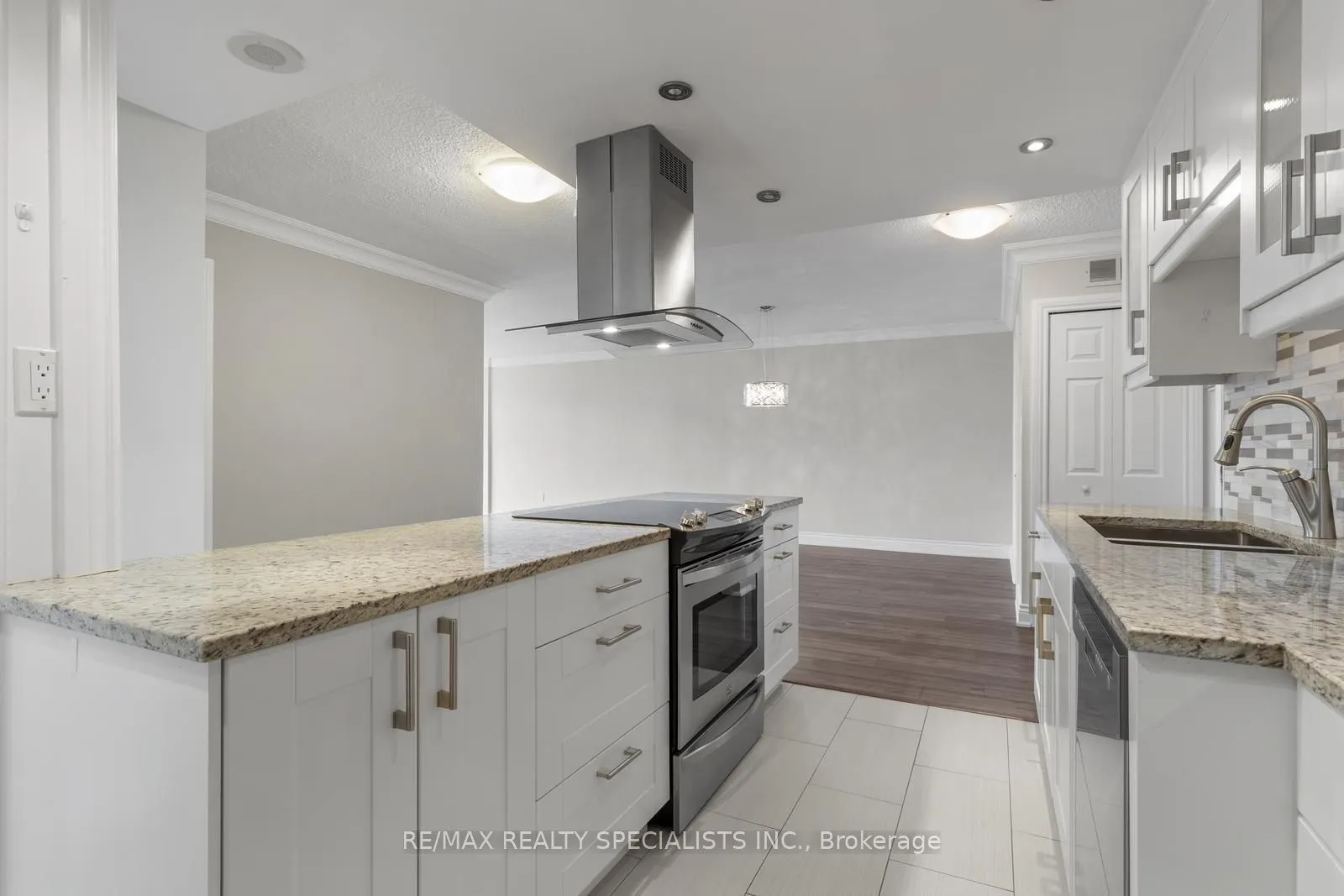 820 Burnhamthorpe Road, #803