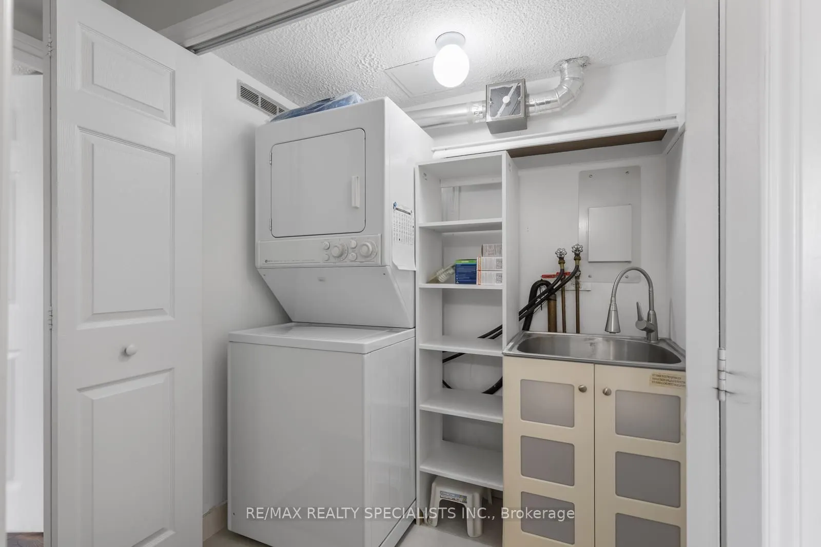 820 Burnhamthorpe Road, #803