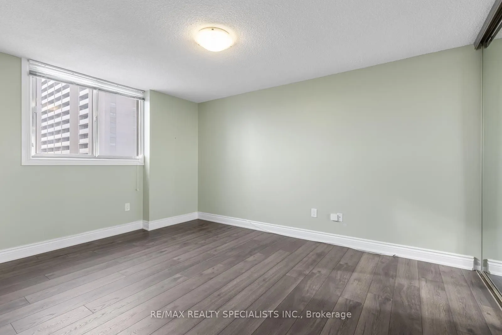 820 Burnhamthorpe Road, #803