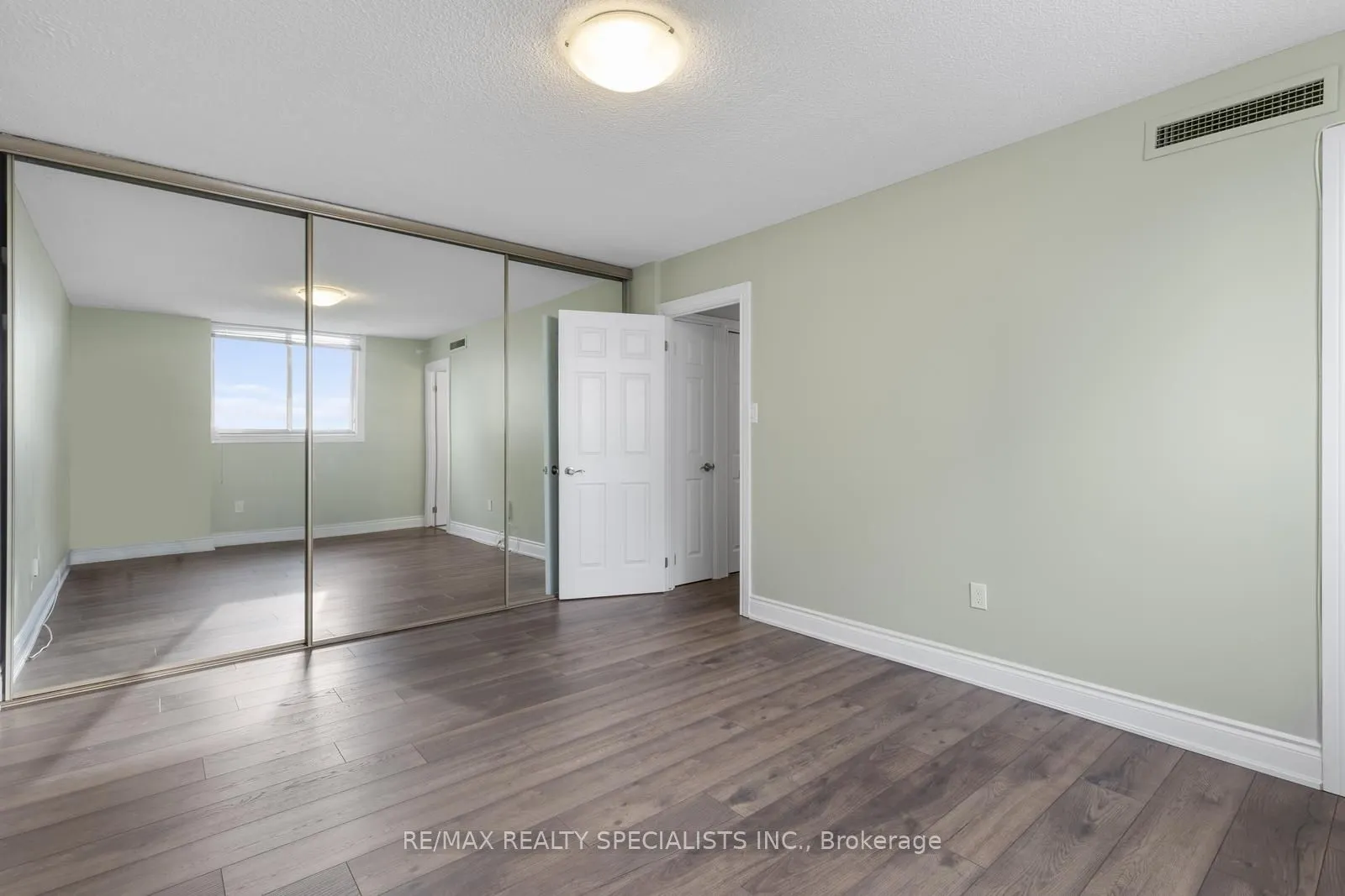 820 Burnhamthorpe Road, #803